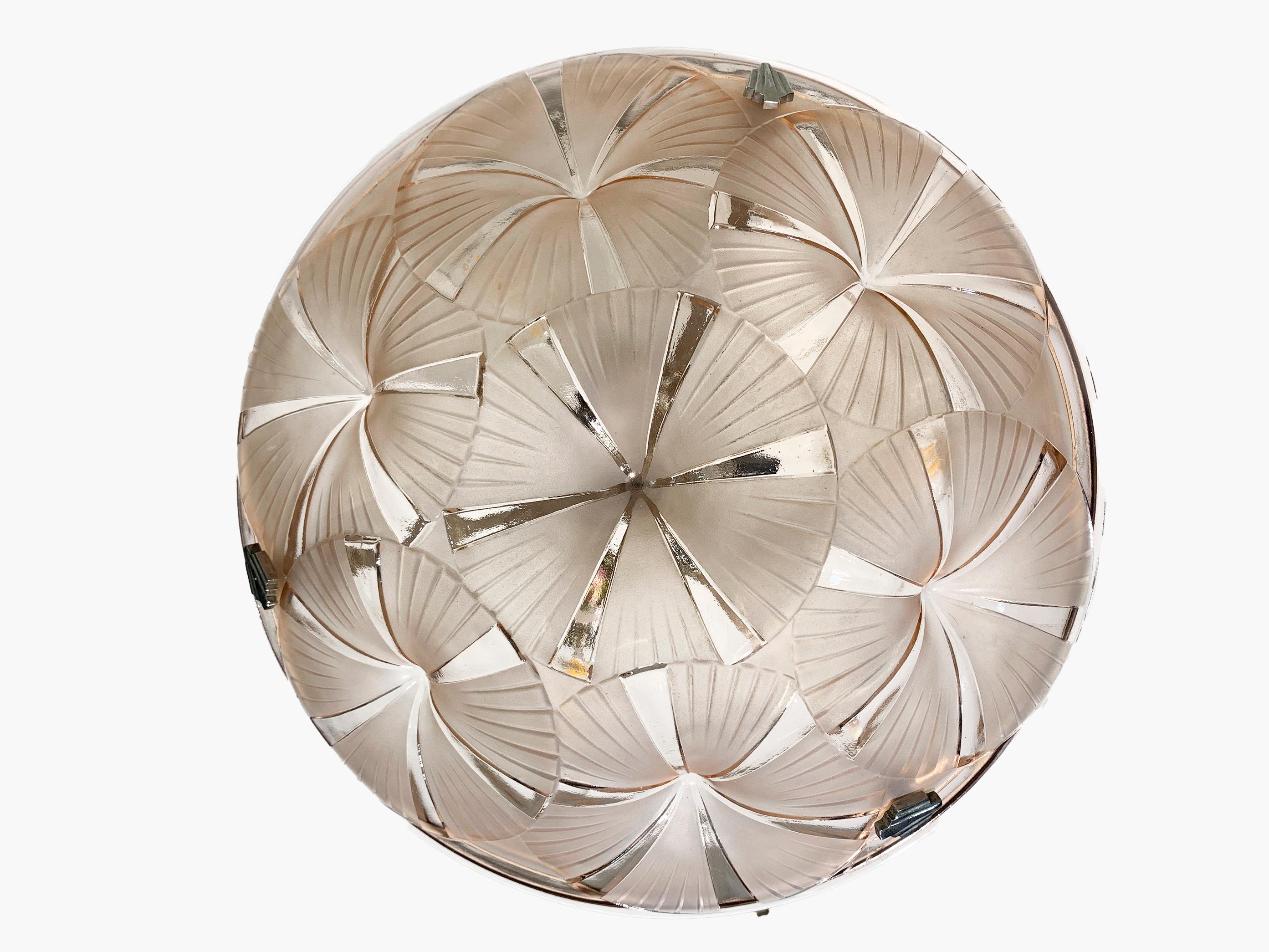 Lámpara de mesa Art Decó francesa Pantalla de cristal rosa Firmada 