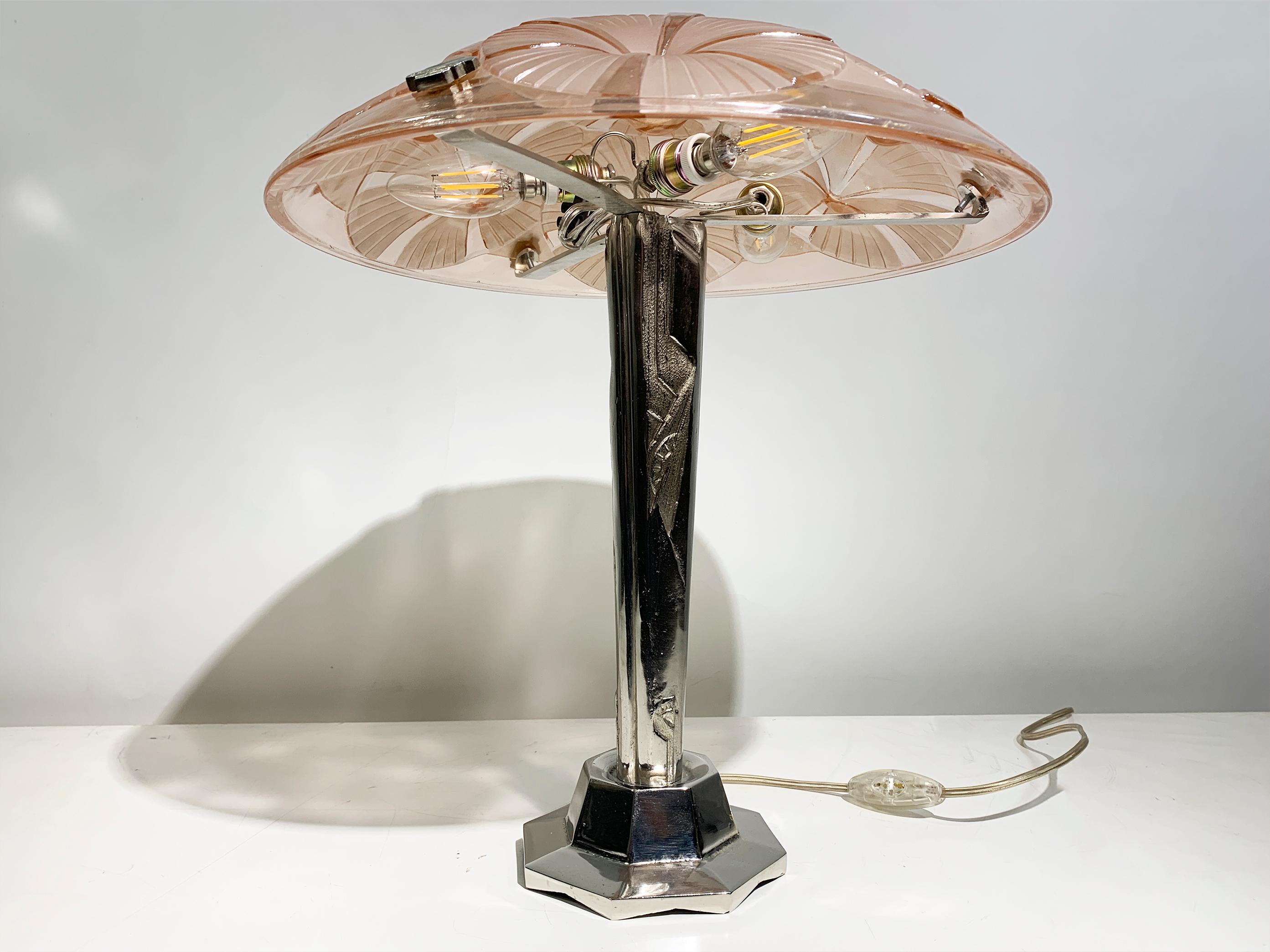 Lámpara de mesa Art Decó francesa Pantalla de cristal rosa Firmada 