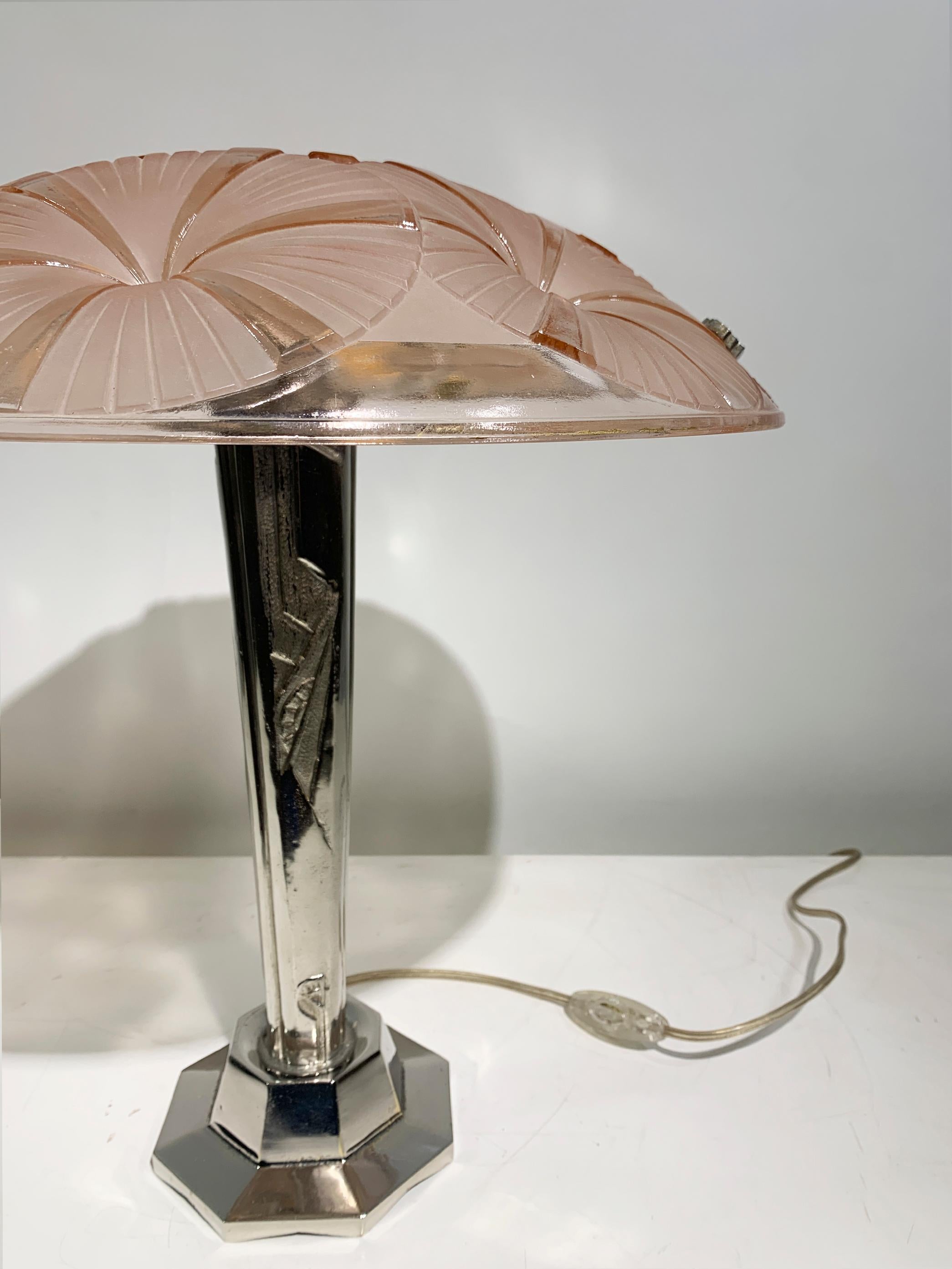Lámpara de mesa Art Decó francesa Pantalla de cristal rosa Firmada 