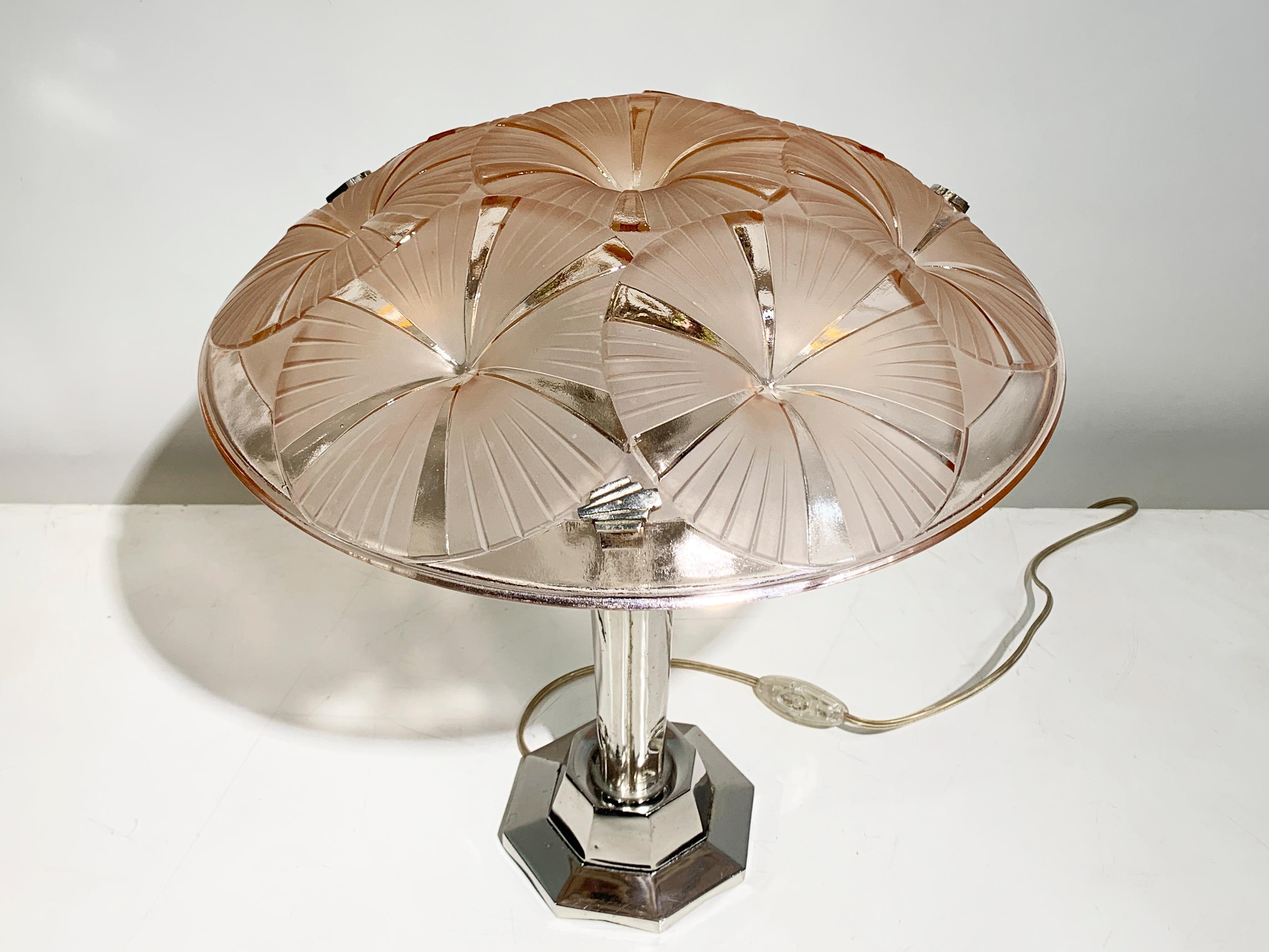 Lámpara de mesa Art Decó francesa Pantalla de cristal rosa Firmada 