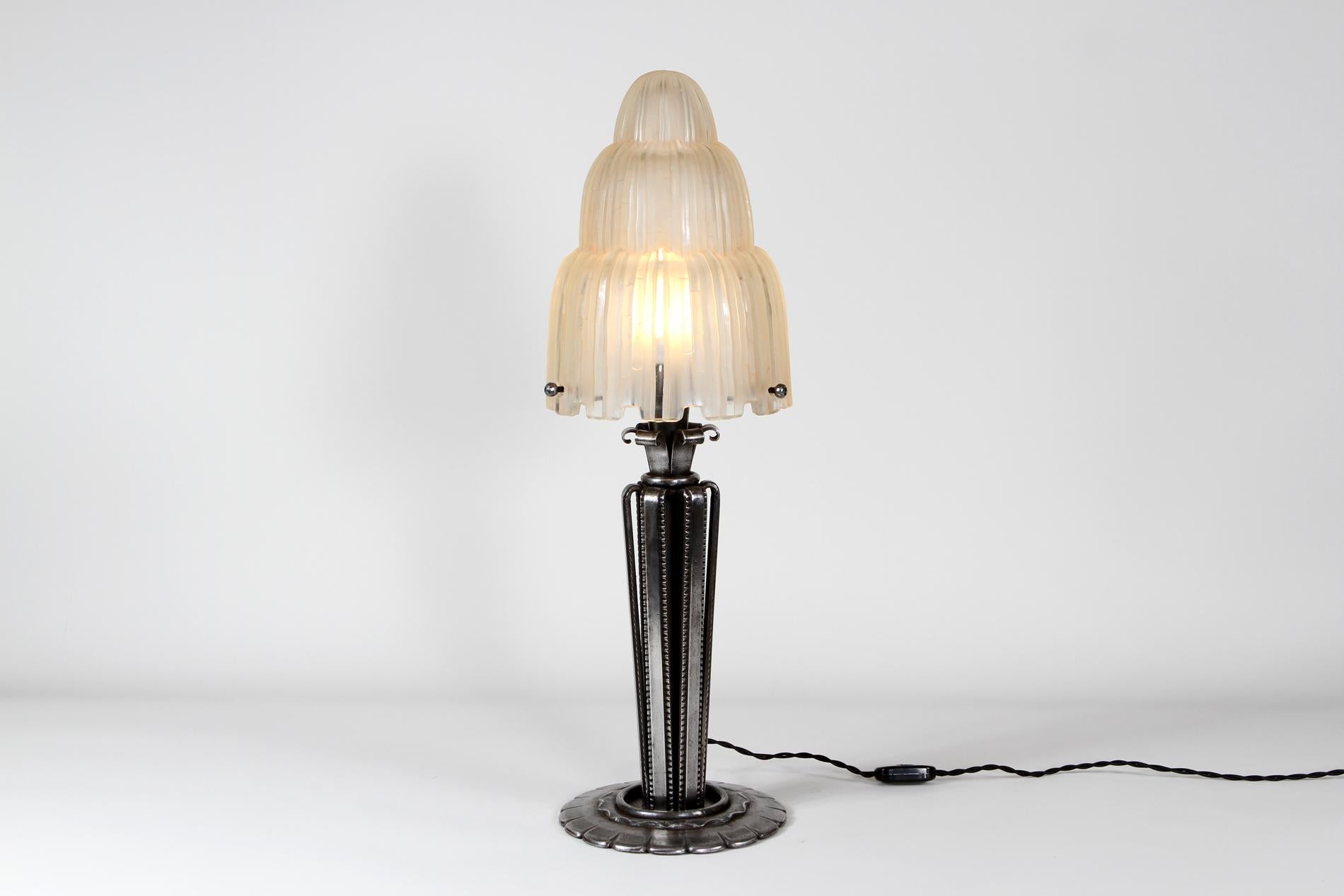 French Art Deco table lamp from 1930 in wrought iron and glass. The base is from Paul Kiss and the glass is the famous 