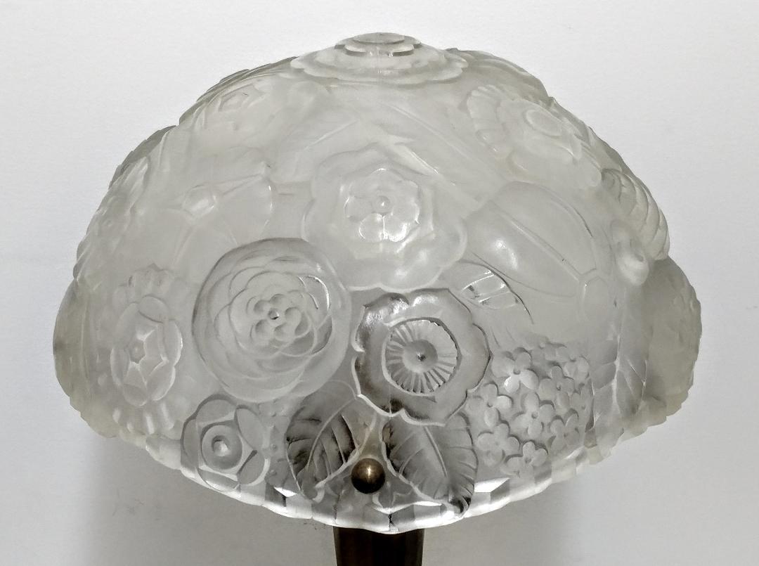Cette superbe lampe de table Art déco française a été créée dans les années 1930 par le maître français Marius Ernest SABINO (1878-1961). L'abat-jour est rehaussé d'un motif floral typique de l'Art déco français en verre dépoli avec des détails