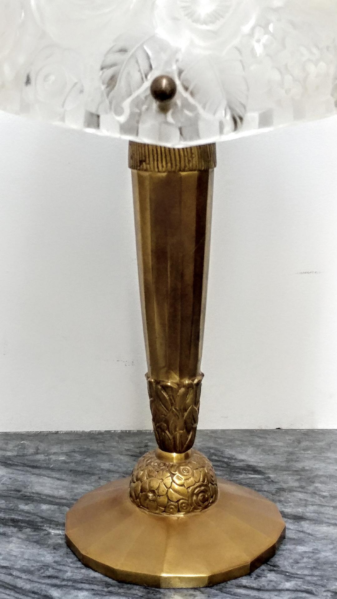 Französische Art-Déco-Tischlampe, signiert von Sabino (Art déco) im Angebot