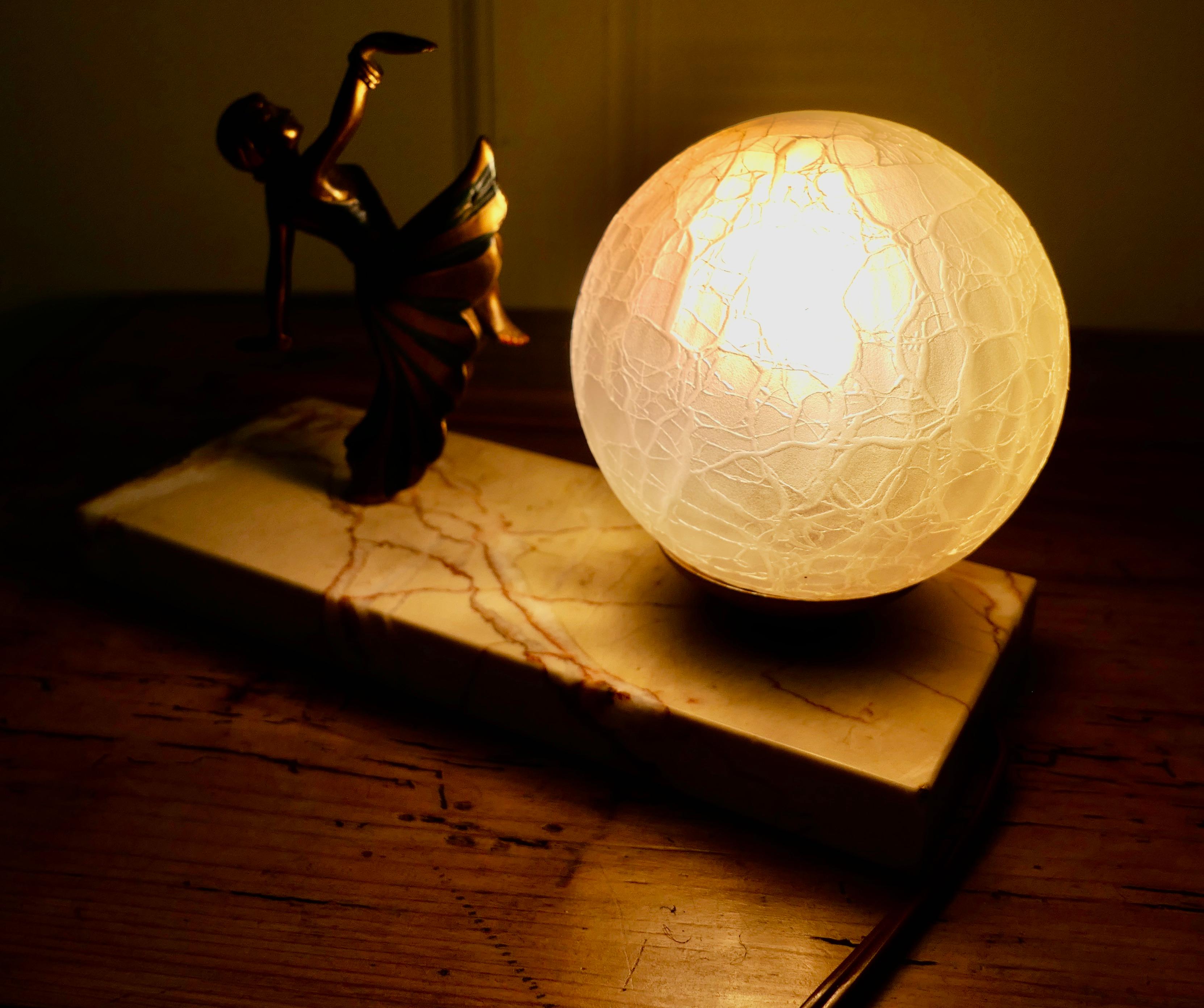 Début du 20ème siècle Lampe de table Art déco française, signée L.Bryrs  La lampe est posée sur une base en marbre  en vente