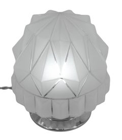 Lampada da tavolo Art Deco francese con base cromata e paralume smerigliato 1920
