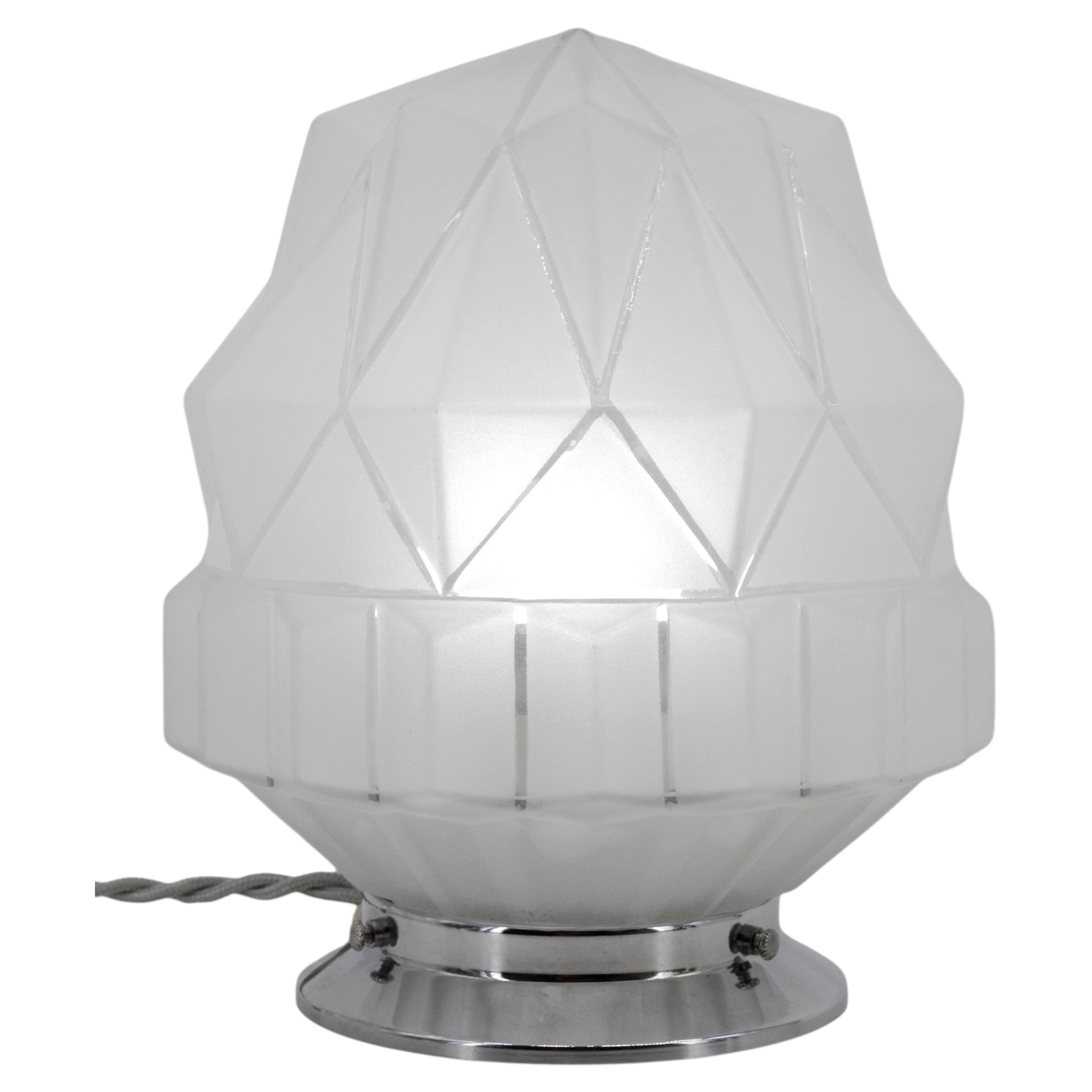 How does a table lamp work?