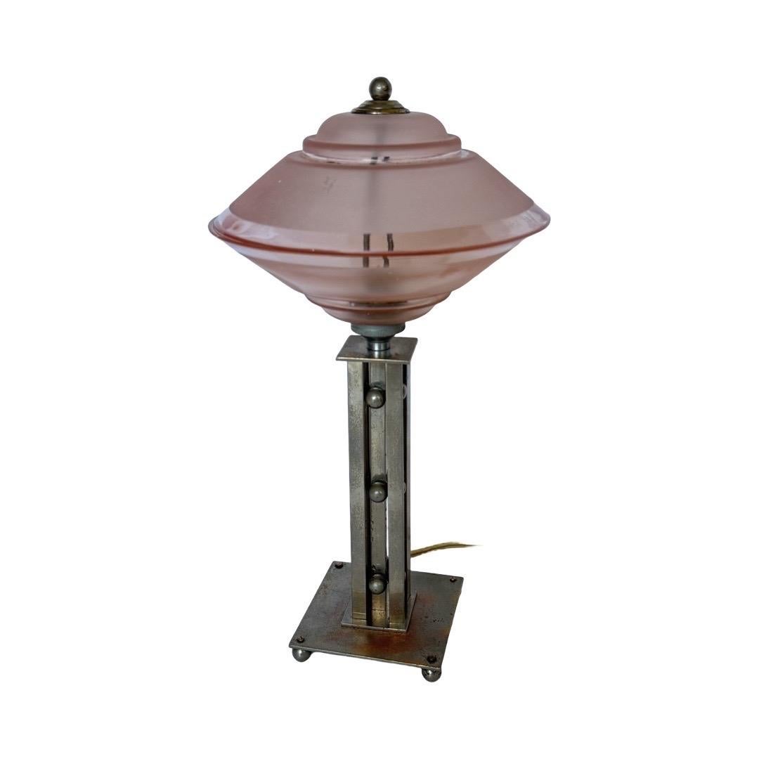Français Lampe de table Art déco française avec abat-jour en verre rose dépoli, années 1930 en vente