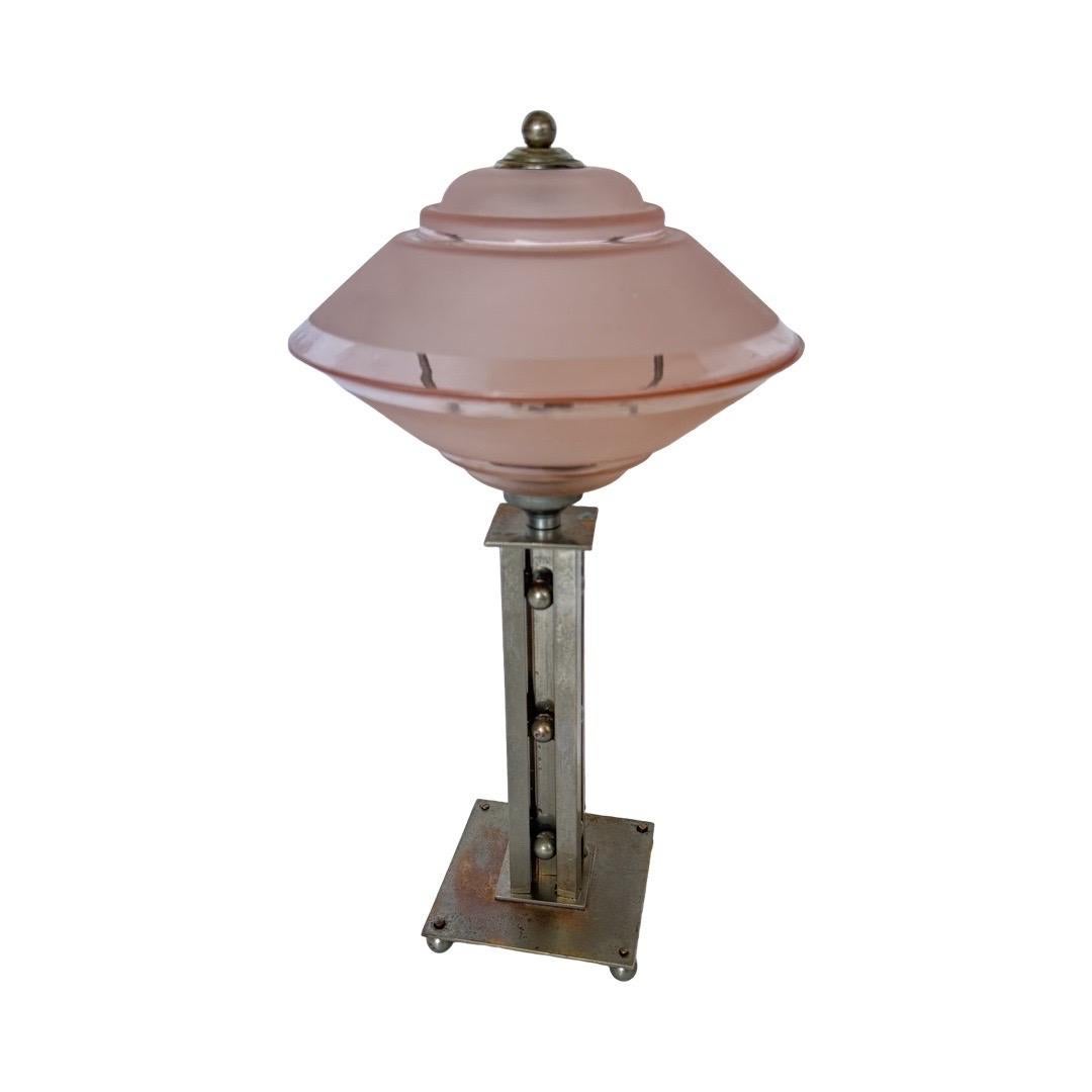 Fait main Lampe de table Art déco française avec abat-jour en verre rose dépoli, années 1930 en vente