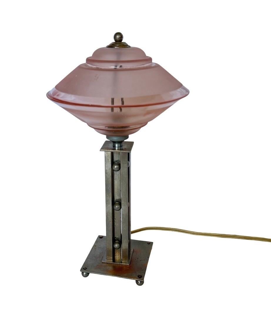 Lampe de table Art déco française avec abat-jour en verre rose dépoli, années 1930 Bon état - En vente à CANNES, FR