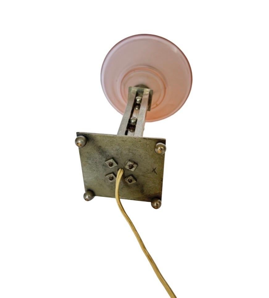 Métal Lampe de table Art déco française avec abat-jour en verre rose dépoli, années 1930 en vente