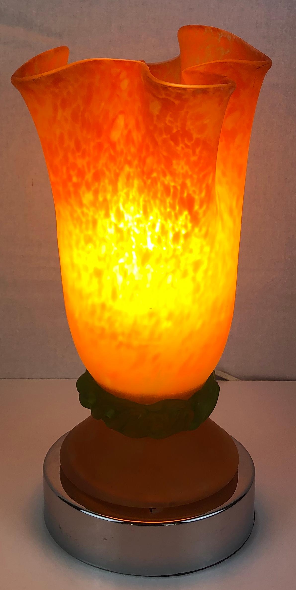 Atemberaubende französische, handgefertigte Art-Déco-Tischlampe aus Chrom mit Glasschirm aus Pâte de Verre, Frankreich, um 1920-1929.

Die Lampe wurde kürzlich neu verkabelt, die Fassung fasst eine E14-Glühbirne.
Derzeit ist die Leuchte mit einem