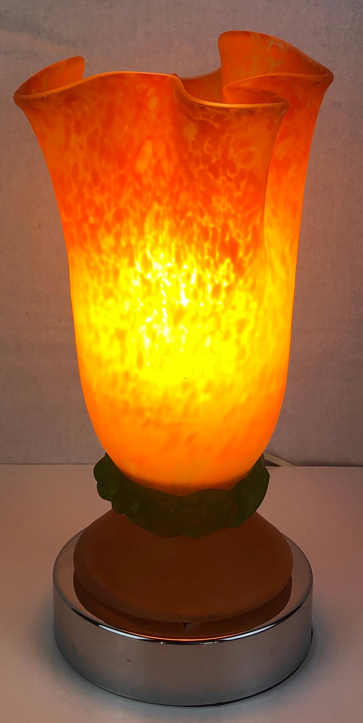 Une touche de glamour parisien : Cette captivante lampe de table Art déco française, fabriquée à la main en France vers les années 1920, respire l'élégance de l'époque.  La lampe est dotée d'une élégante base chromée qui complète le superbe