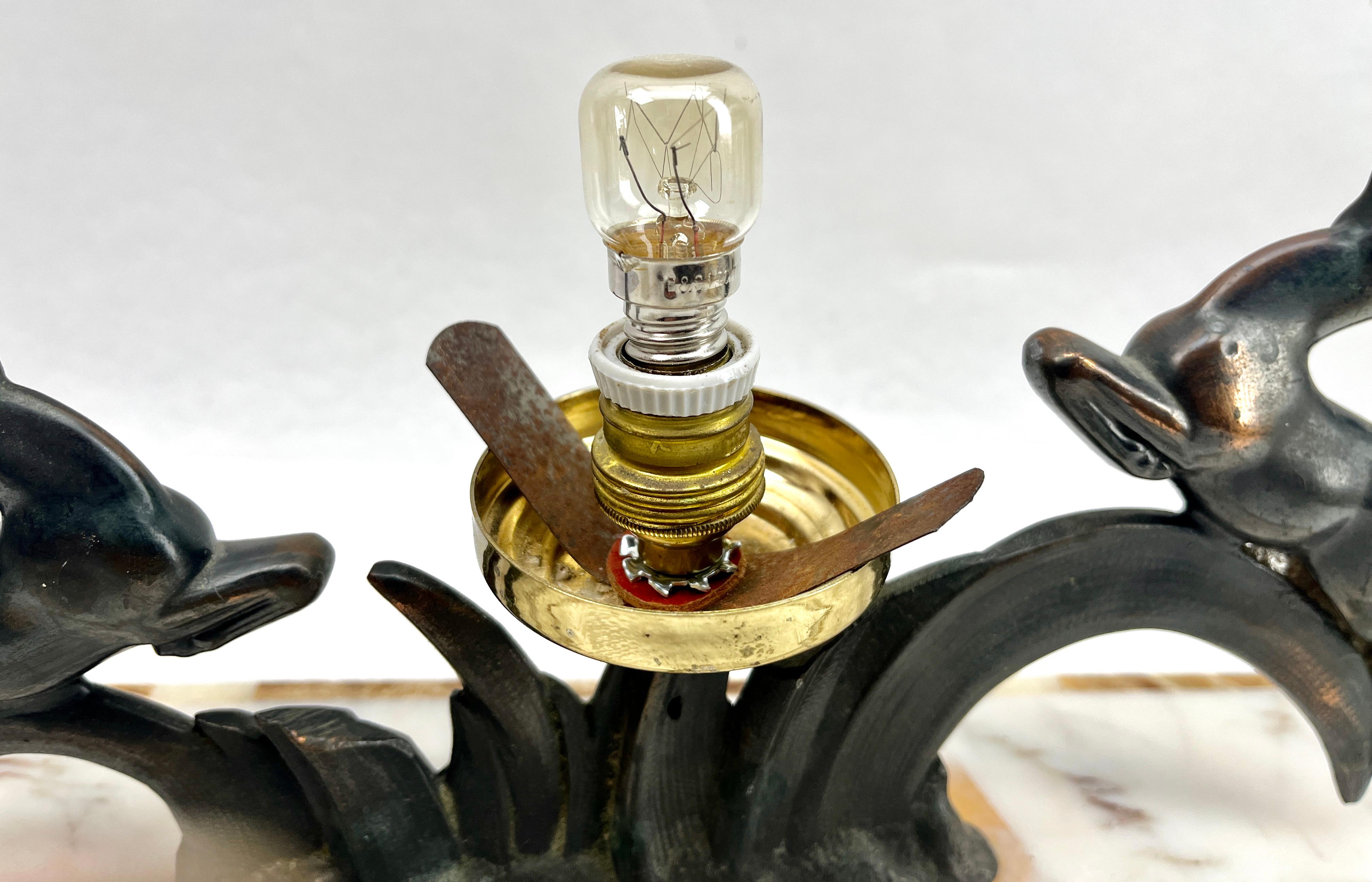Lampe de table Art Déco française avec représentation en zinc brut stylisé d'un cerf  en vente 2