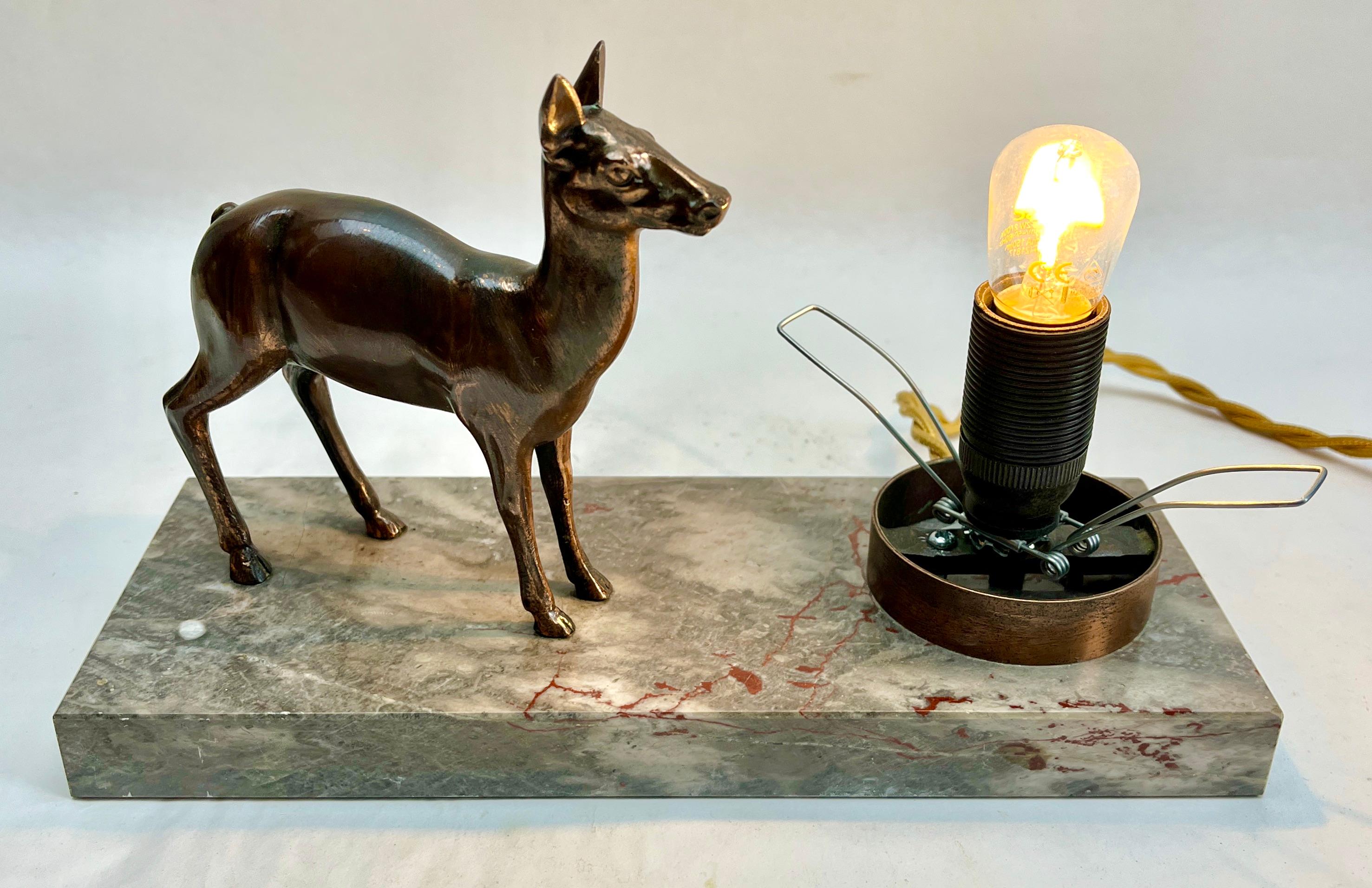 Lampe de table Art Déco française avec représentation en zinc brut stylisé d'un cerf  en vente 3