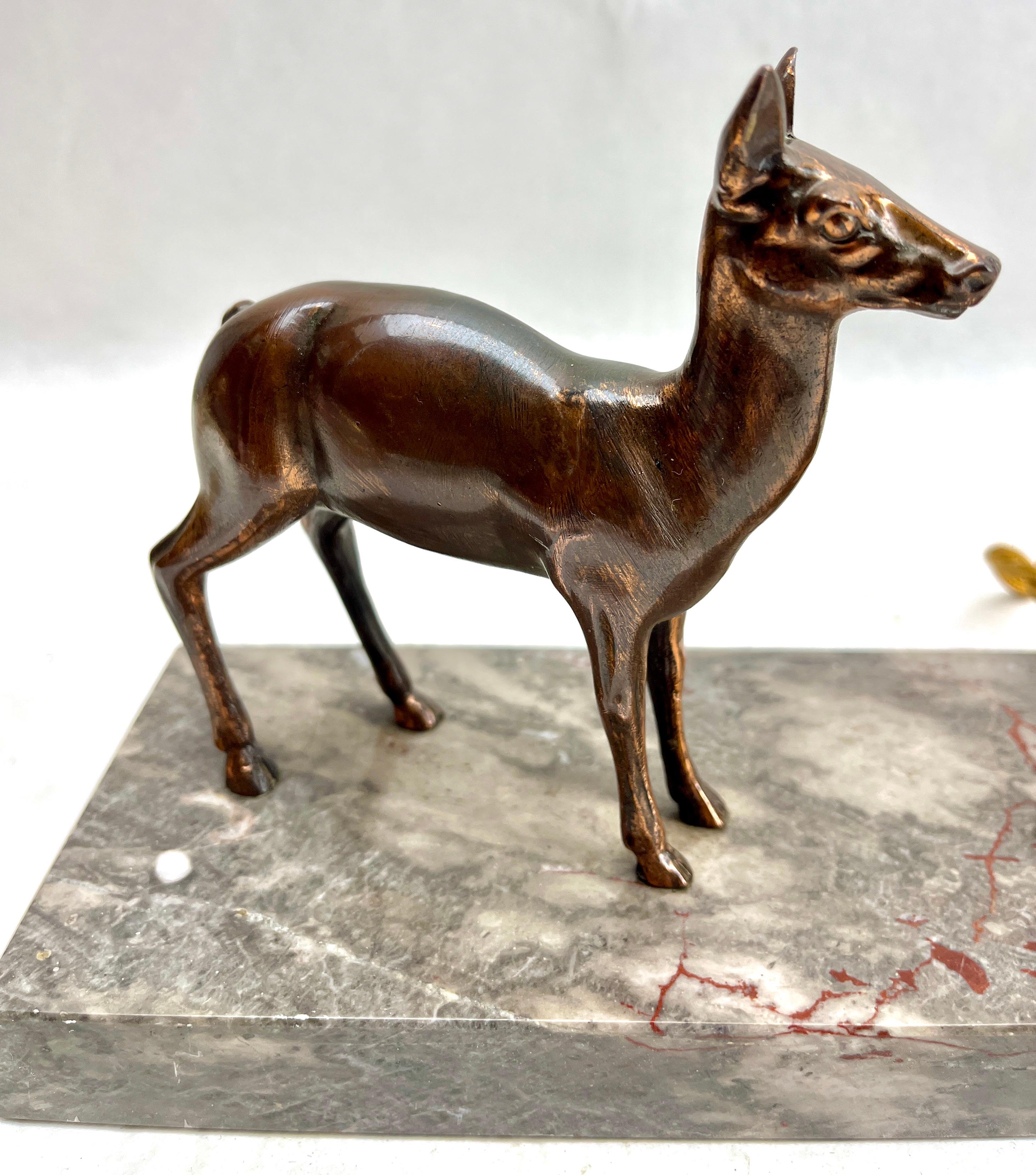 Art déco Lampe de table Art Déco française avec représentation en zinc brut stylisé d'un cerf  en vente