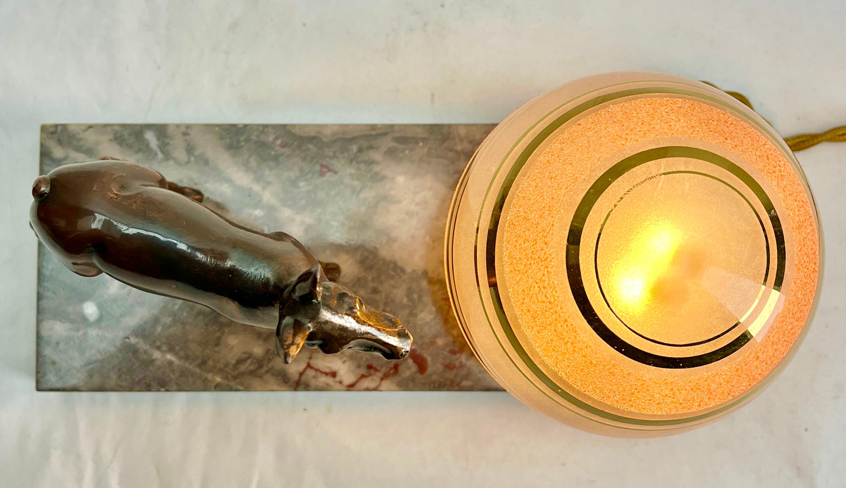 Französische Art-Déco-Tischlampe mit stilisierter Zinndarstellung eines Hirsches  (Kaltmalerei) im Angebot