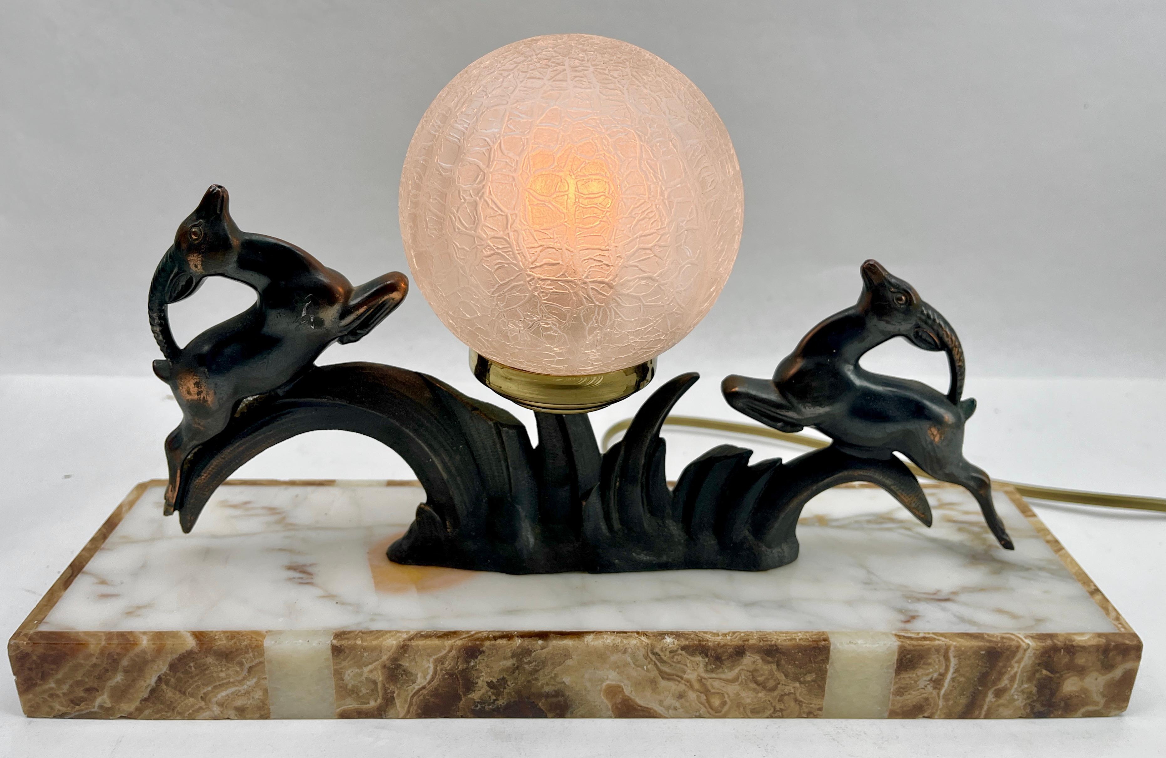 Français Lampe de table Art Déco française avec représentation en zinc brut stylisé d'un cerf  en vente