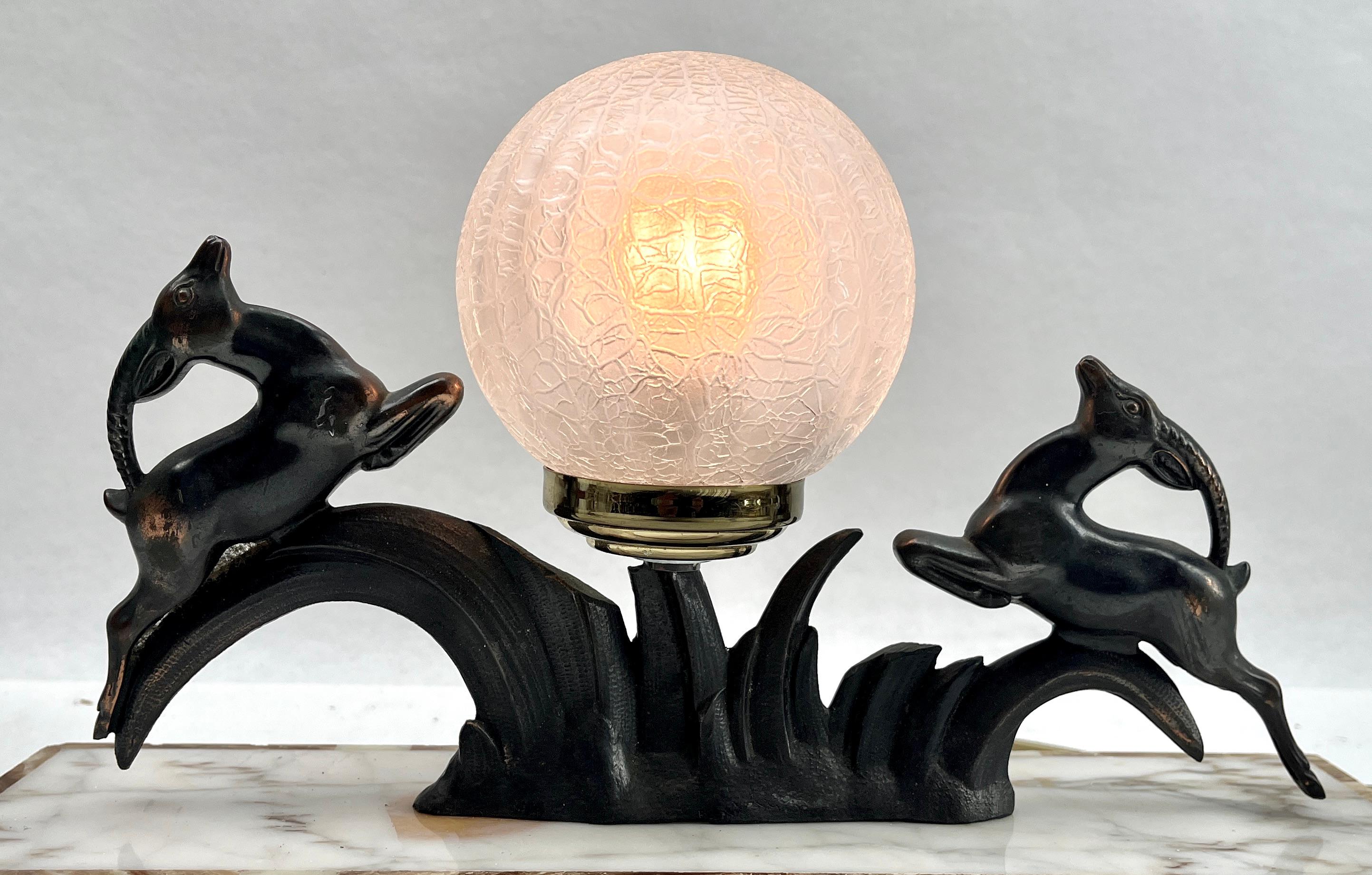 Fait main Lampe de table Art Déco française avec représentation en zinc brut stylisé d'un cerf  en vente