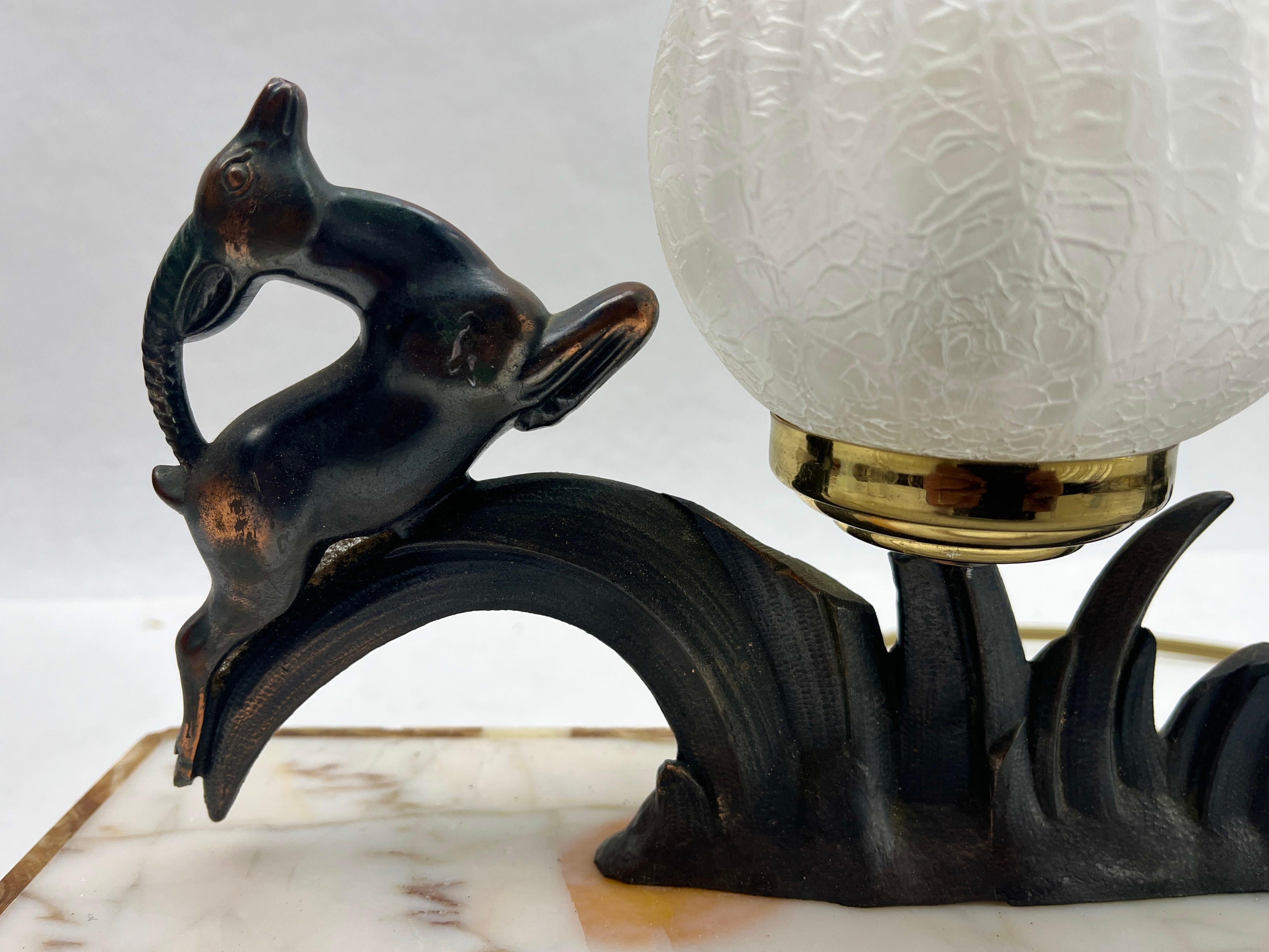 Lampe de table Art Déco française avec représentation en zinc brut stylisé d'un cerf  Bon état - En vente à Verviers, BE