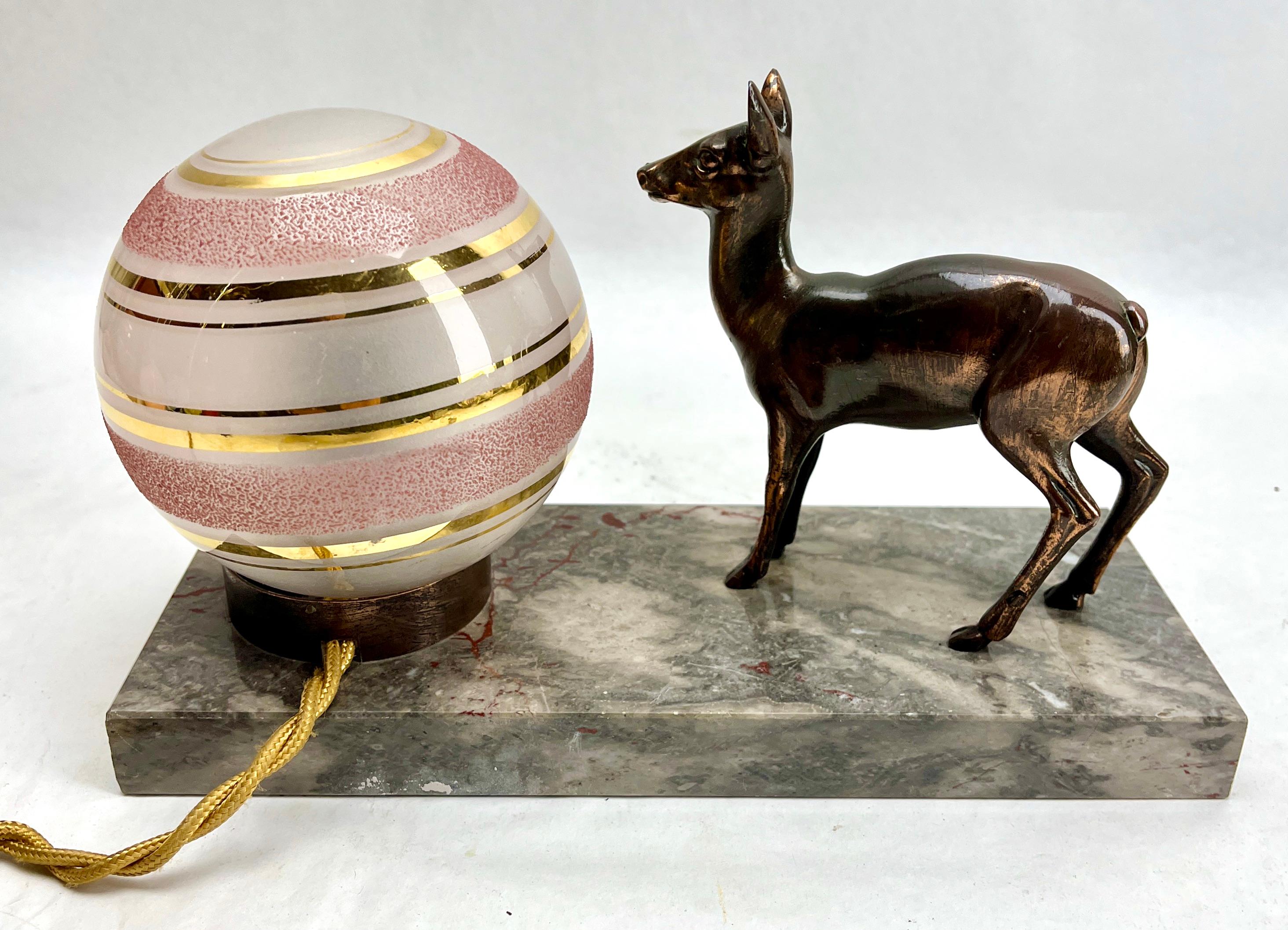 Französische Art-Déco-Tischlampe mit stilisierter Zinndarstellung eines Hirsches  (Glaskunst) im Angebot