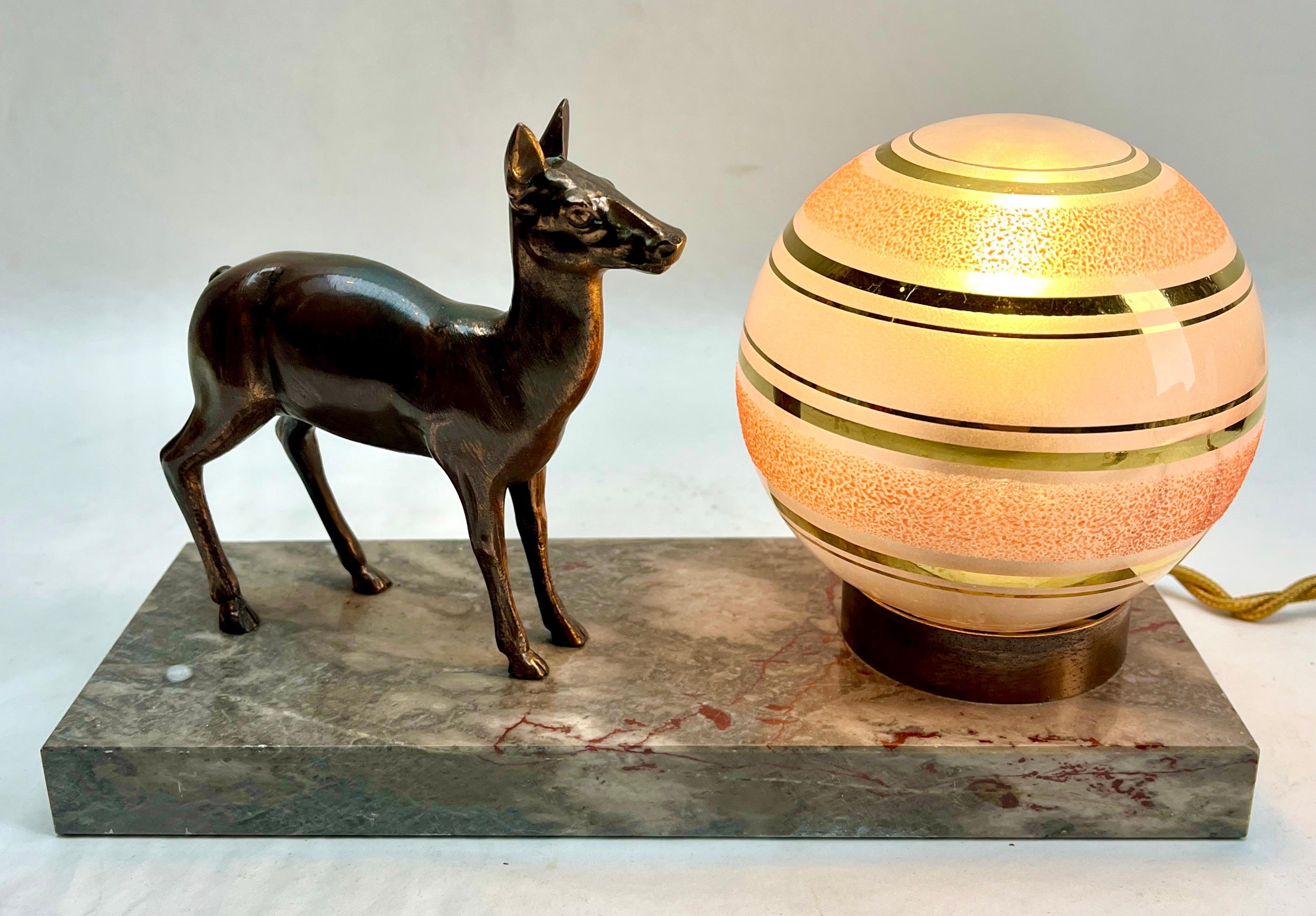 Verre d'art Lampe de table Art Déco française avec représentation en zinc brut stylisé d'un cerf  en vente