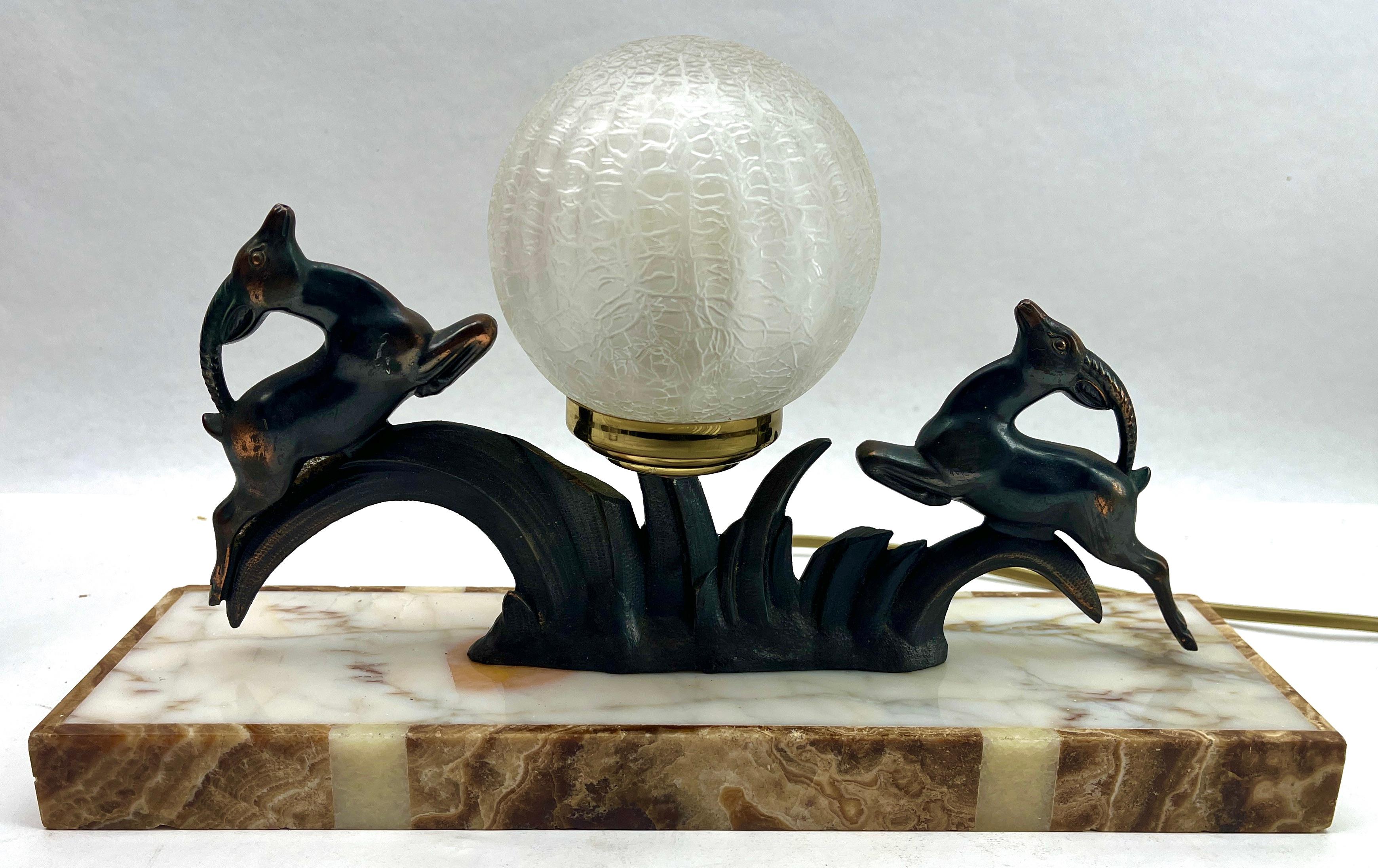 Verre d'art Lampe de table Art Déco française avec représentation en zinc brut stylisé d'un cerf  en vente