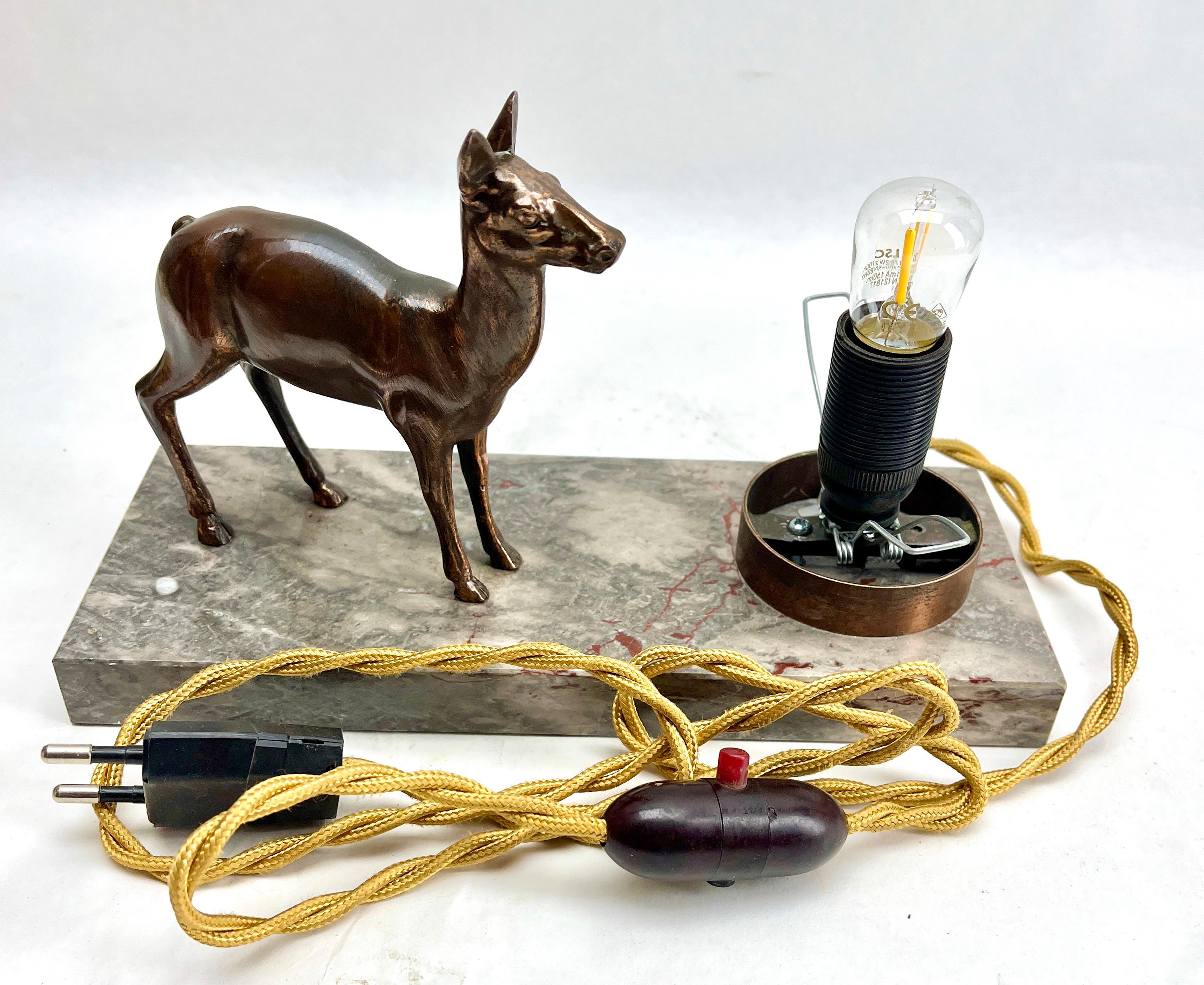 Französische Art-Déco-Tischlampe mit stilisierter Zinndarstellung eines Hirsches  im Angebot 2