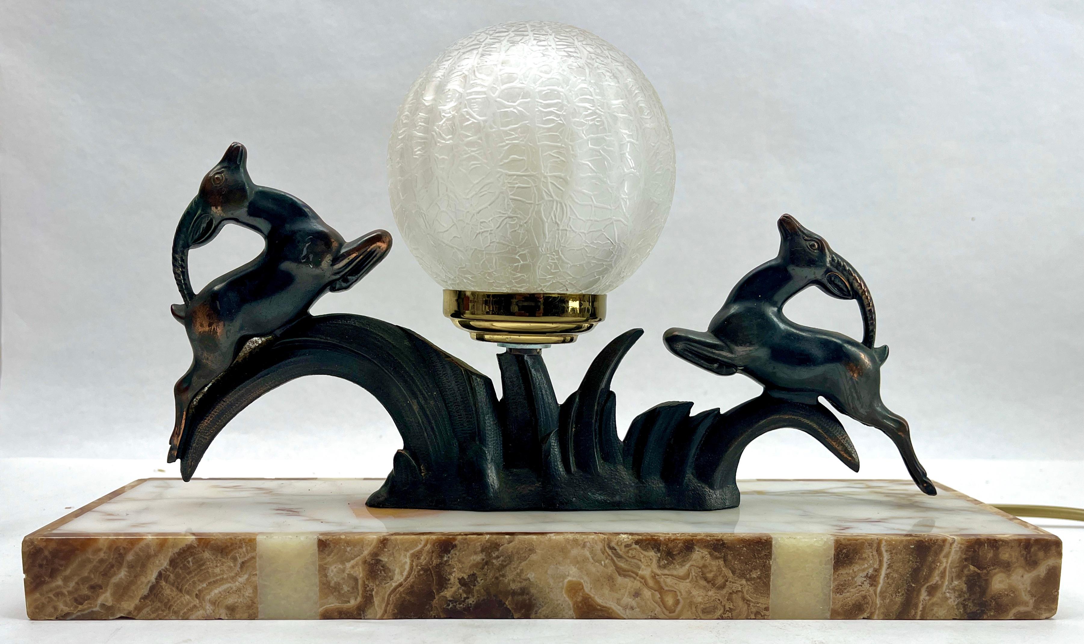 Lampe de table Art Déco française avec représentation en zinc brut stylisé d'un cerf  en vente 1