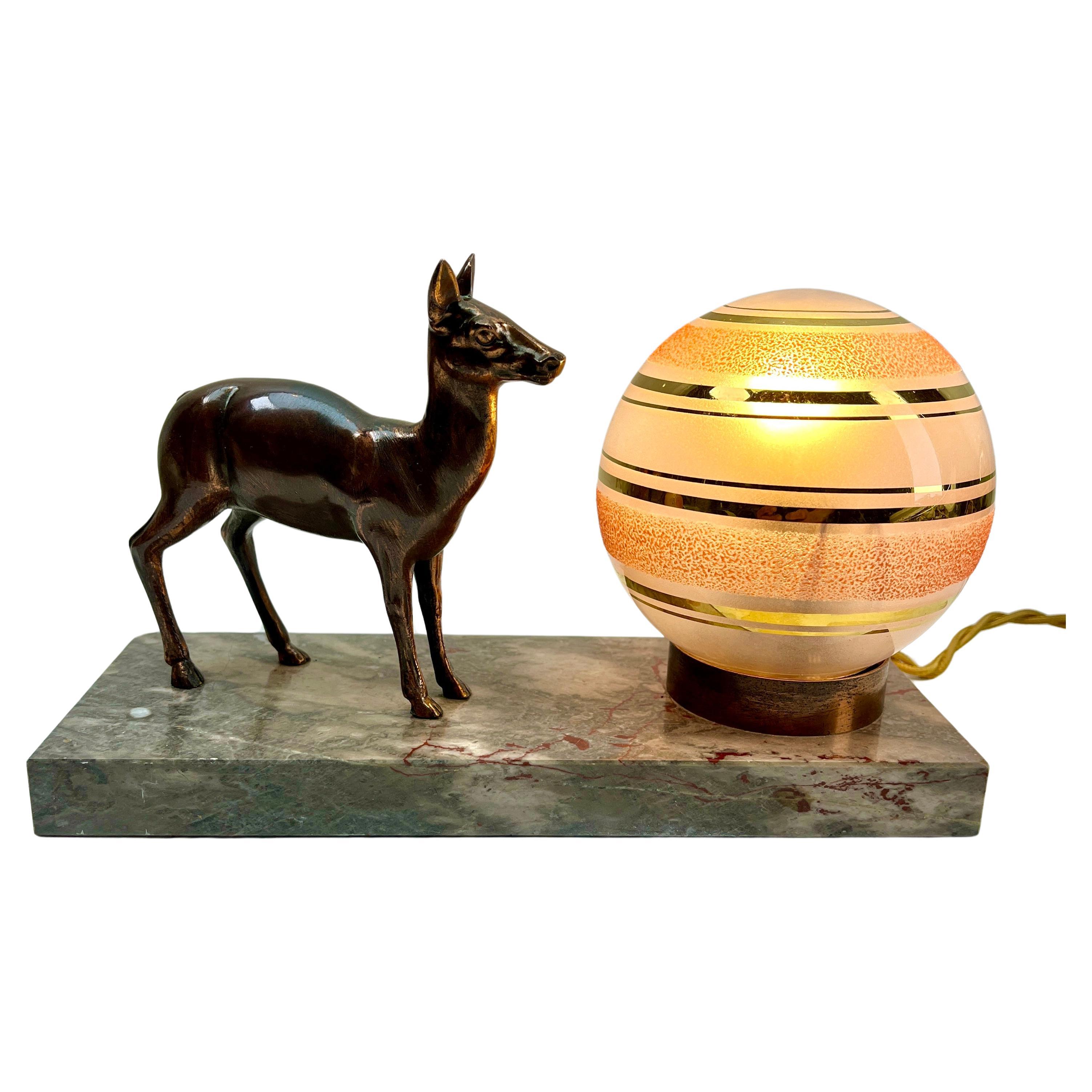 Lampe de table Art Déco française avec représentation en zinc brut stylisé d'un cerf  en vente