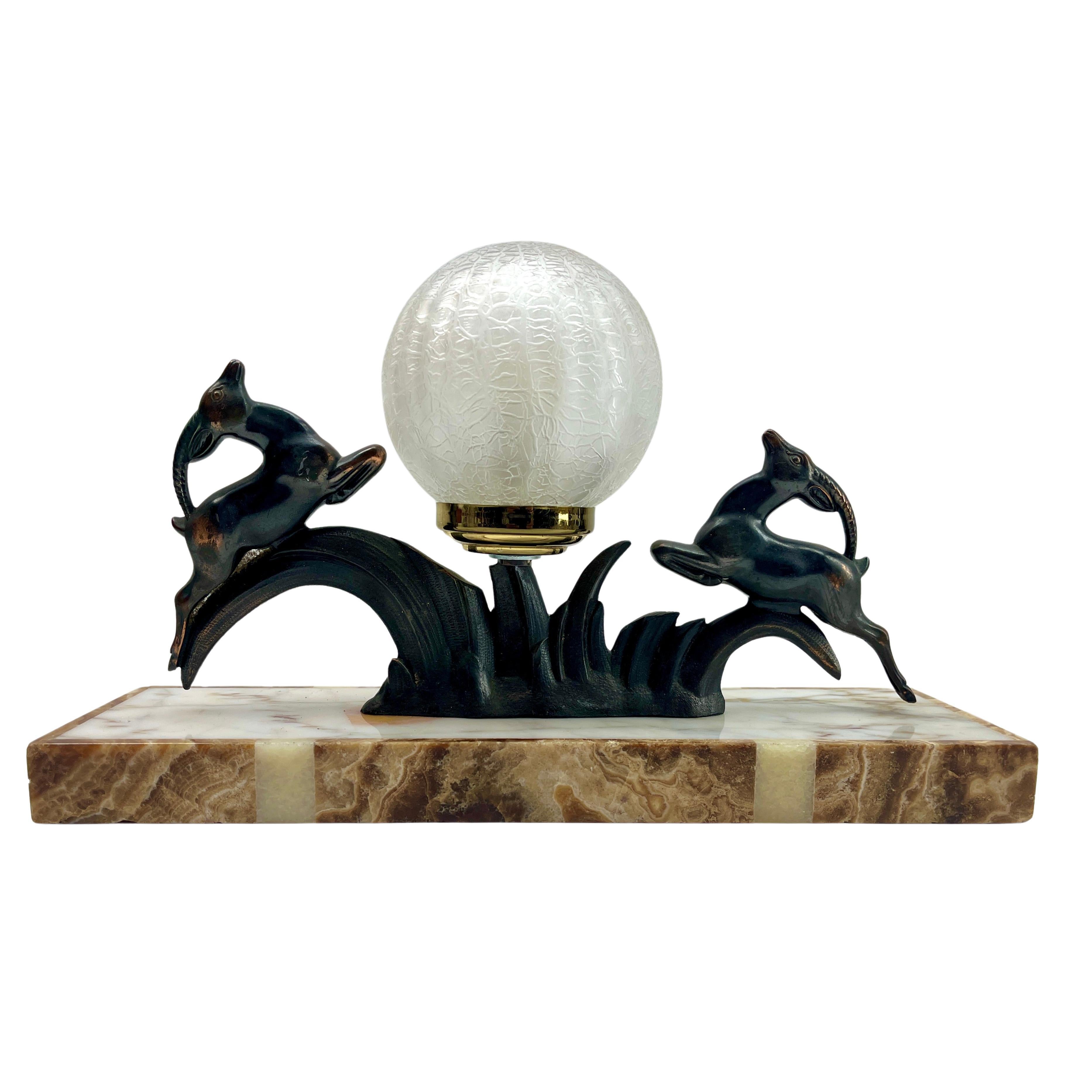 Lampe de table Art Déco française avec représentation en zinc brut stylisé d'un cerf  en vente