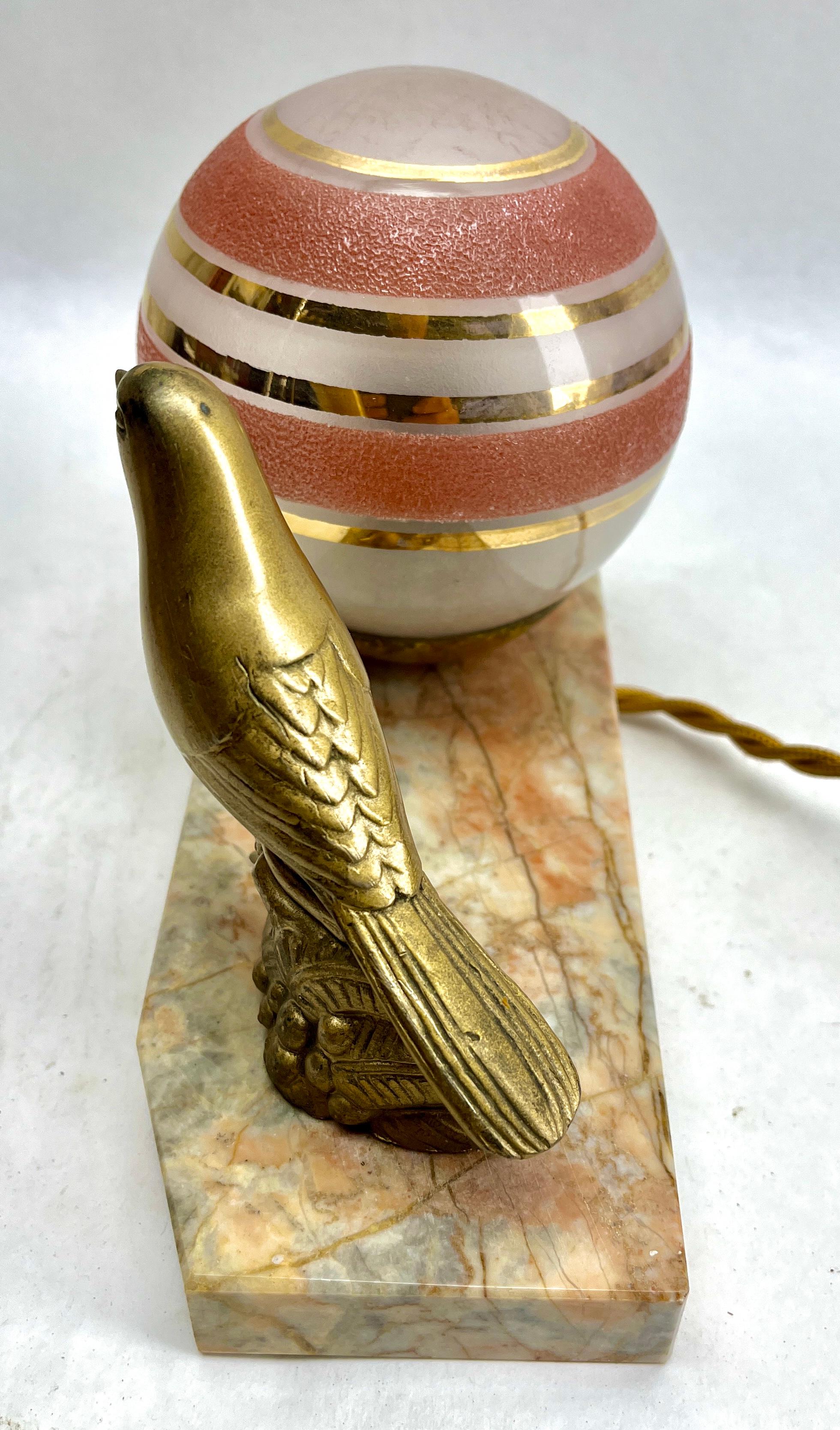 Lampe de table Art déco française avec représentation d'oiseau en étain stylisé en vente 3