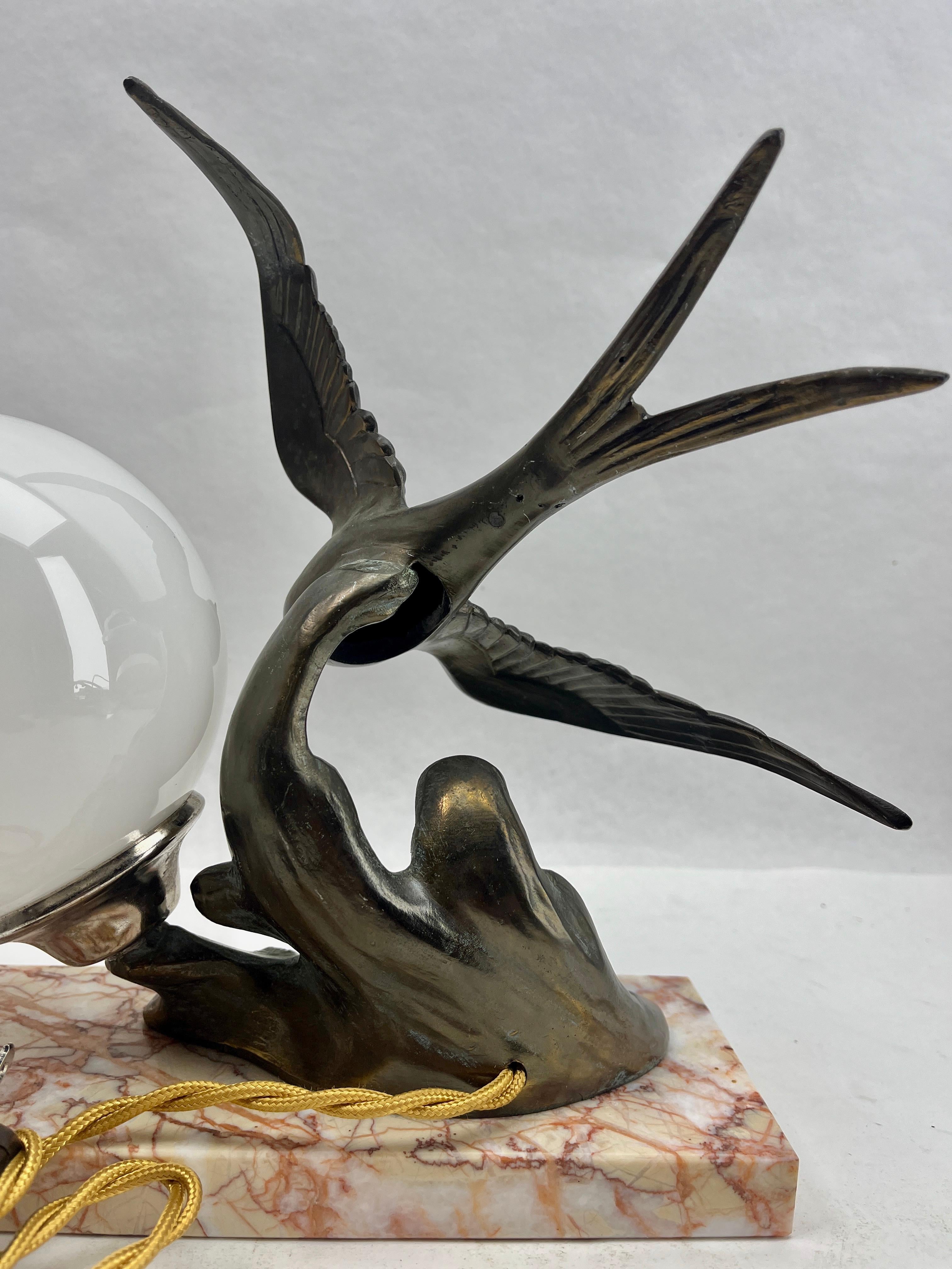 Lampe de table Art déco française avec représentation d'oiseau en étain stylisé en vente 3