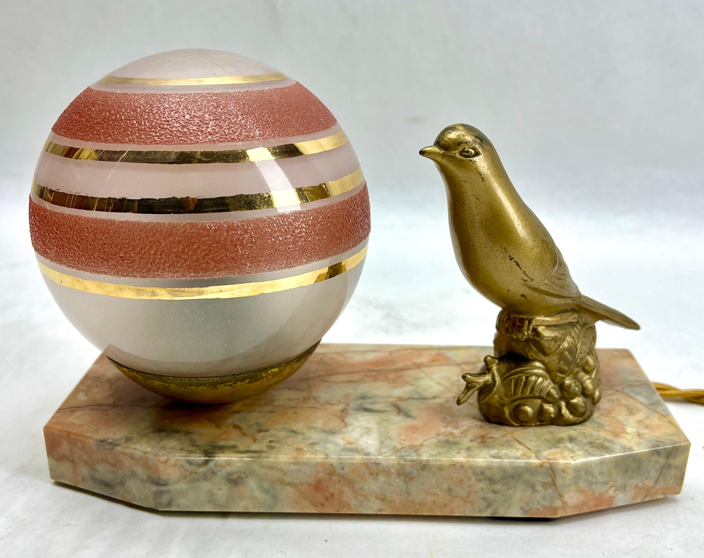 Lampe de table Art déco française avec représentation d'oiseau en étain stylisé en vente 5
