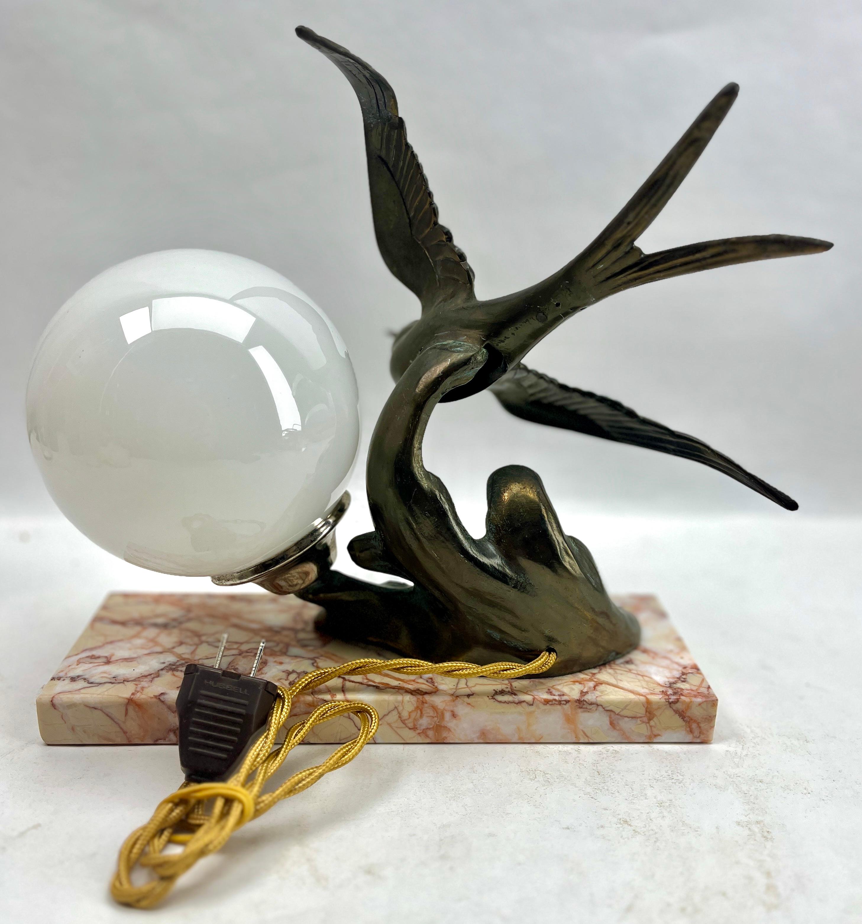 Lampe de table Art déco française avec représentation d'oiseau en étain stylisé en vente 6