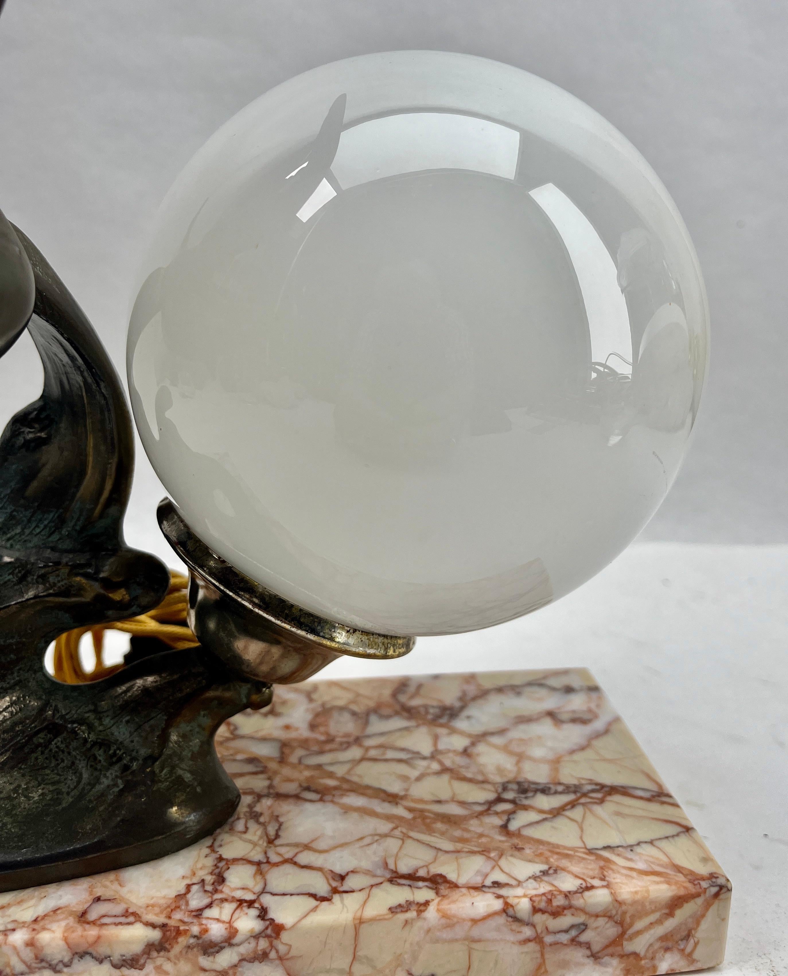 Lampe de table Art déco française avec représentation d'oiseau en étain stylisé en vente 7