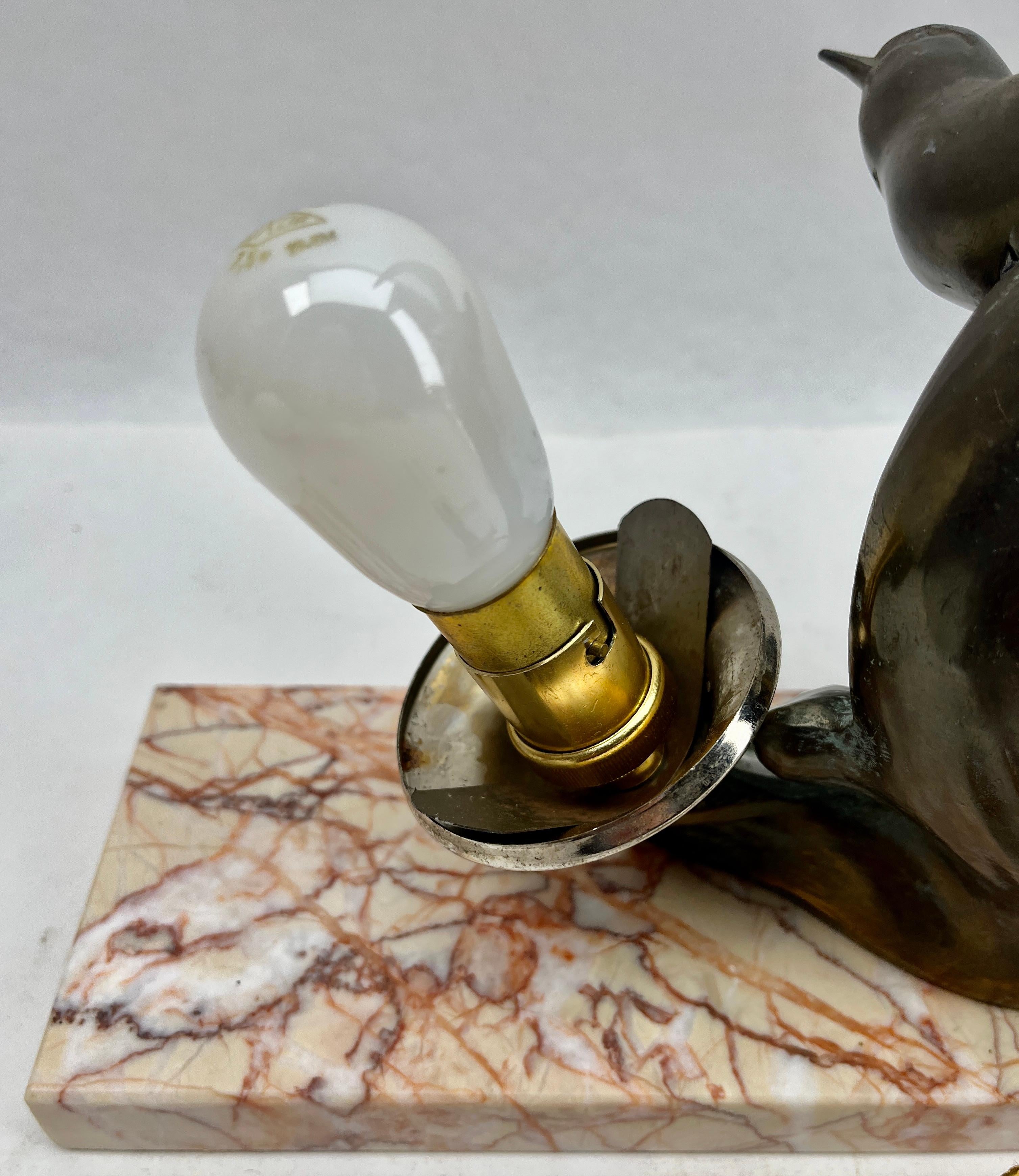 Lampe de table Art déco française avec représentation d'oiseau en étain stylisé en vente 10