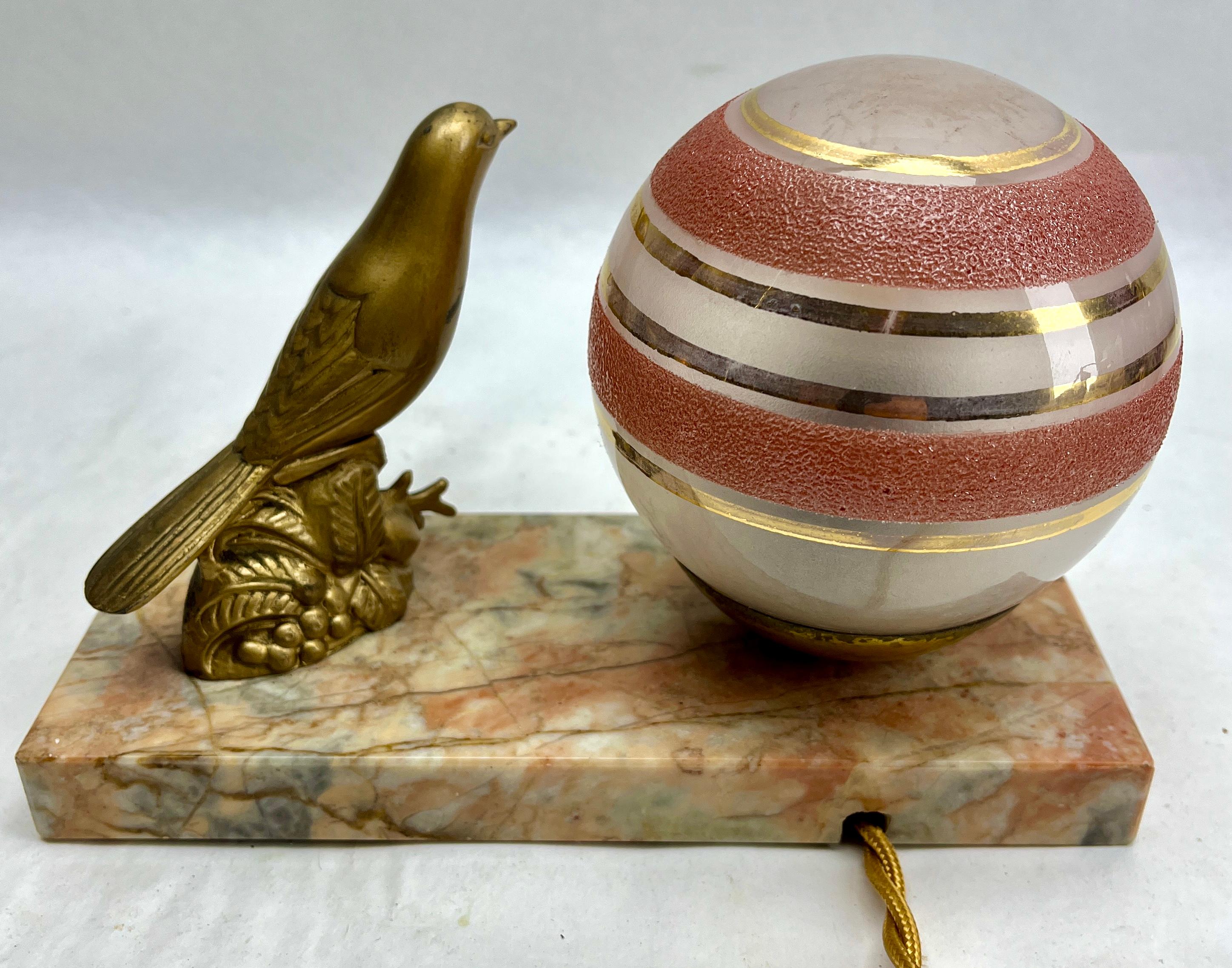 Français Lampe de table Art déco française avec représentation d'oiseau en étain stylisé en vente