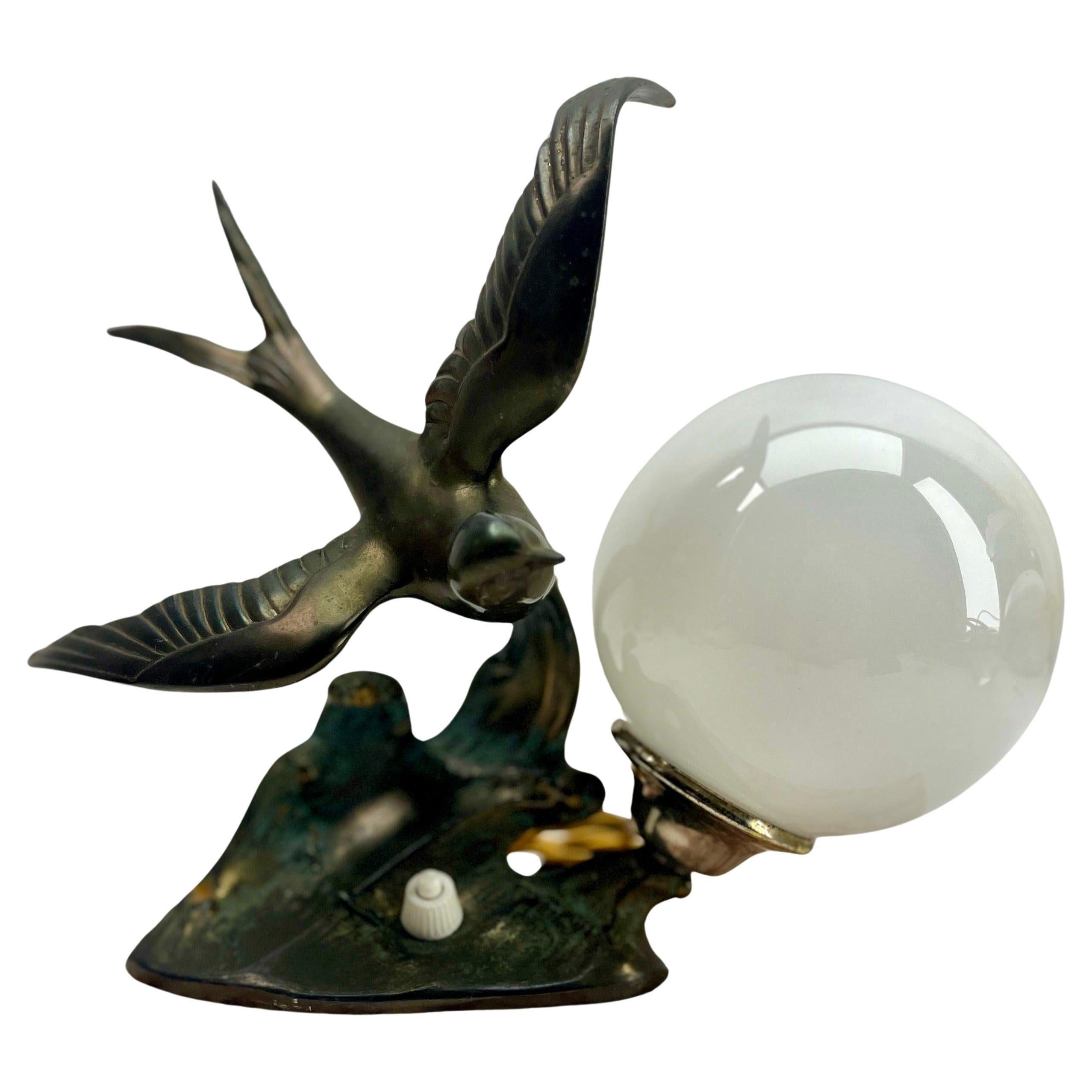 Français Lampe de table Art déco française avec représentation d'oiseau en étain stylisé en vente