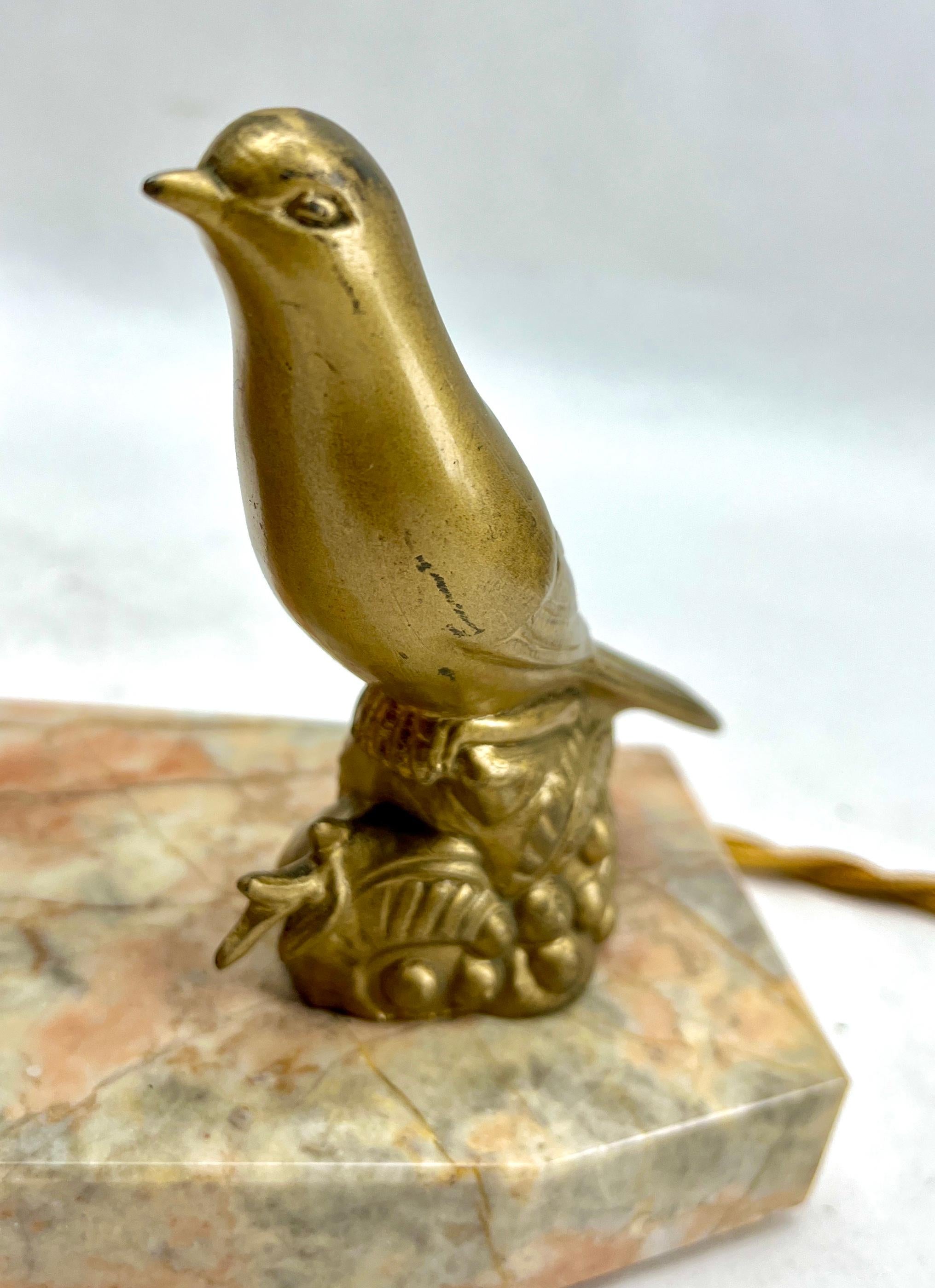 Französische Art-déco-Tischlampe im Art déco-Stil mit stilisierter Vogeldarstellung aus Zinn im Zustand „Gut“ im Angebot in Verviers, BE