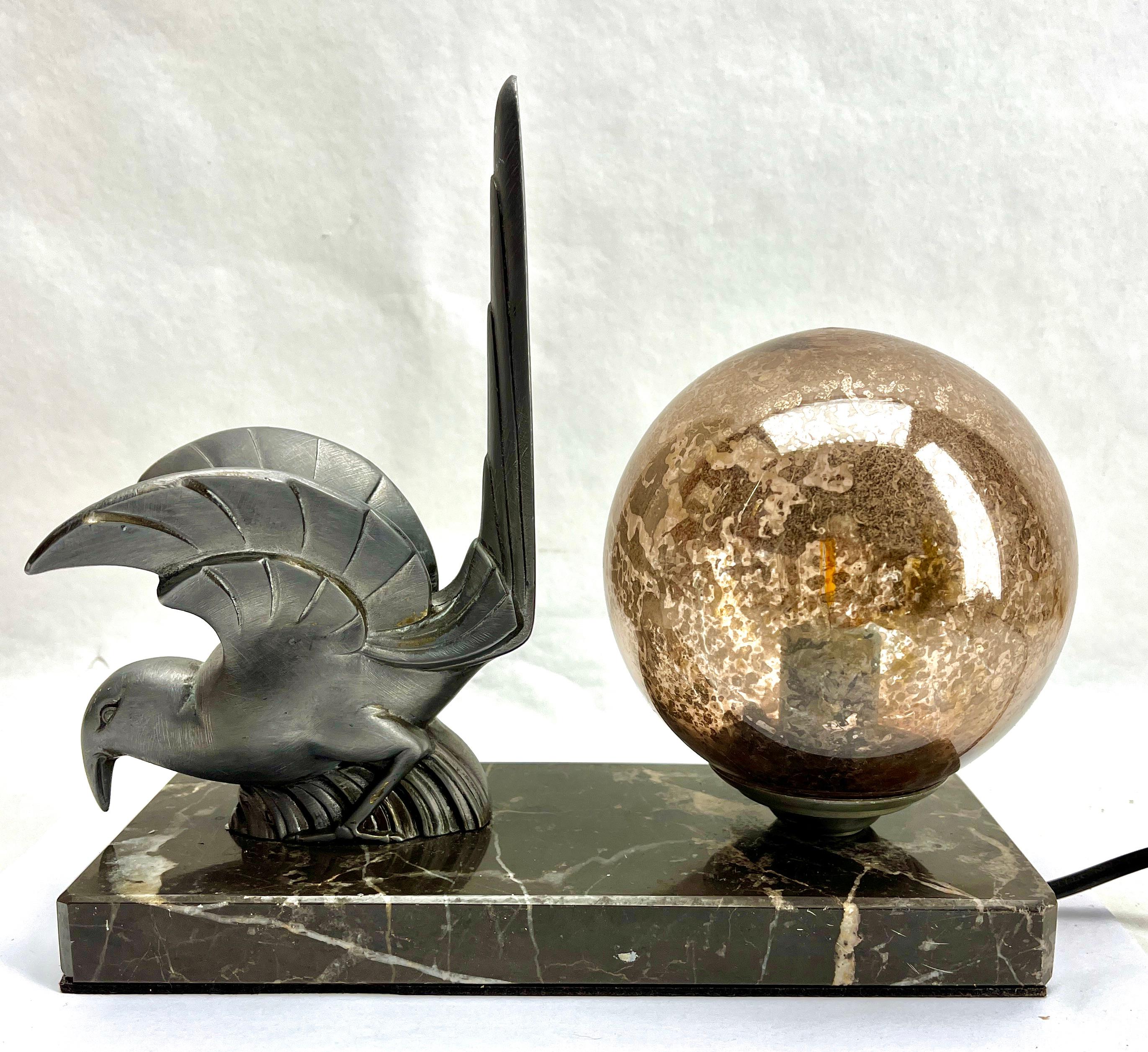 Moulé Lampe de table Art déco française avec représentation d'oiseau en étain stylisé en vente