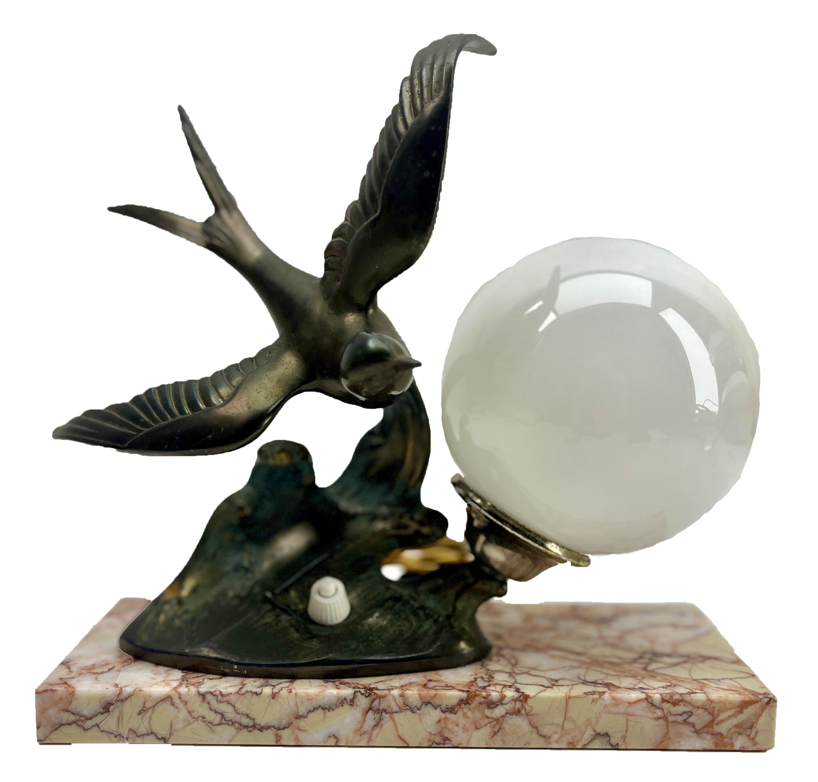 Fait main Lampe de table Art déco française avec représentation d'oiseau en étain stylisé en vente