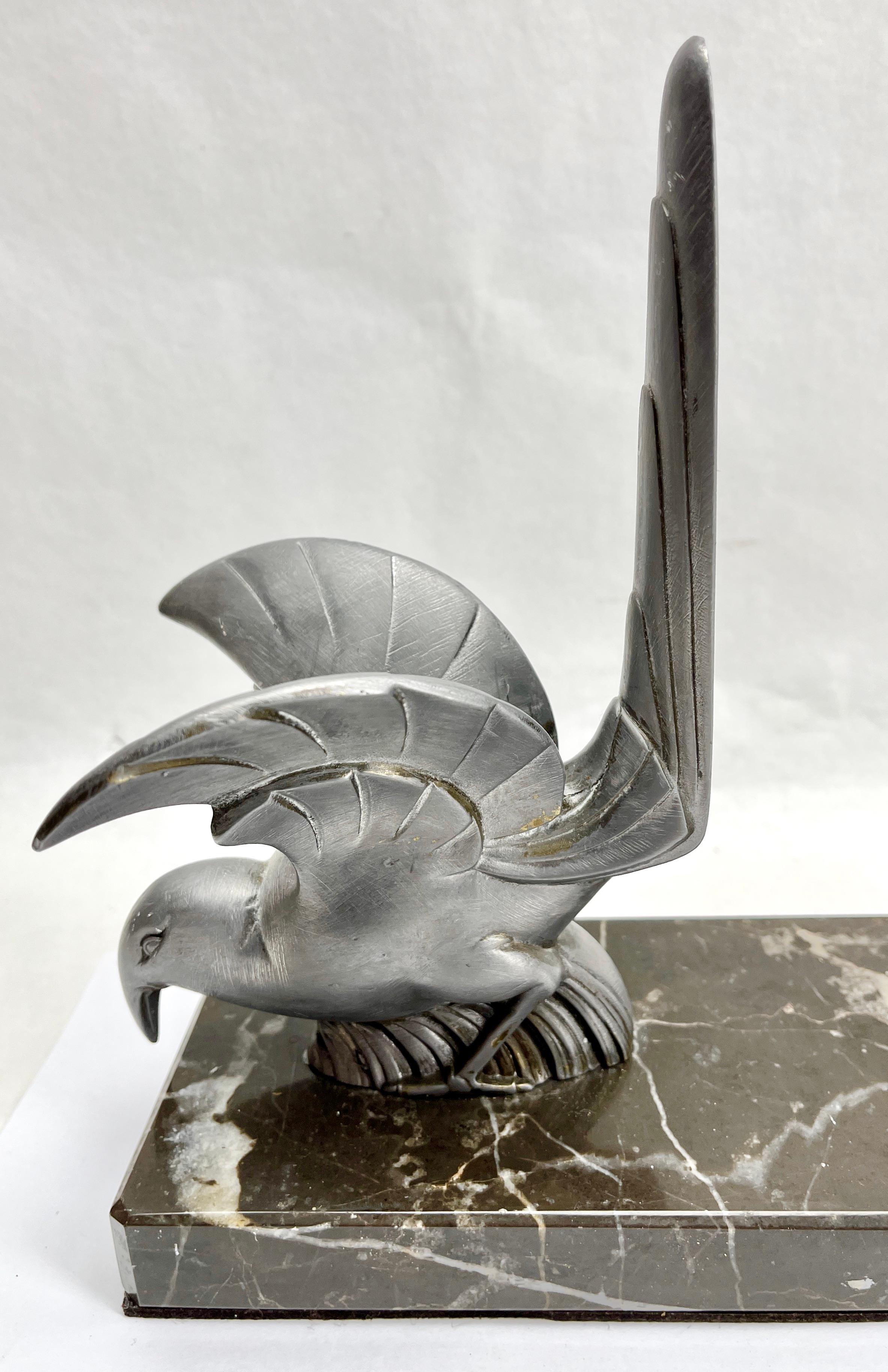 Lampe de table Art déco française avec représentation d'oiseau en étain stylisé Bon état - En vente à Verviers, BE