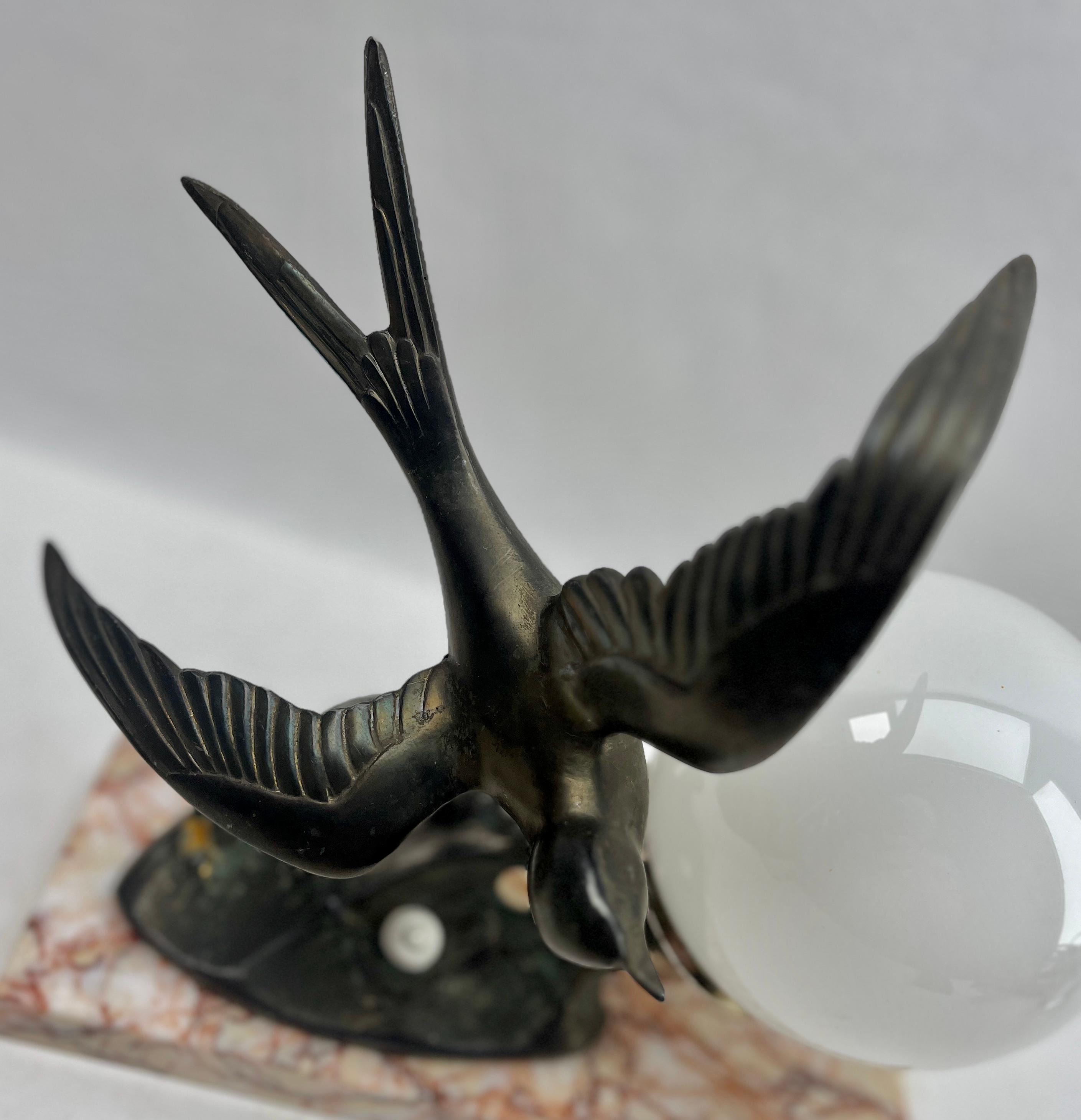 Lampe de table Art déco française avec représentation d'oiseau en étain stylisé Bon état - En vente à Verviers, BE