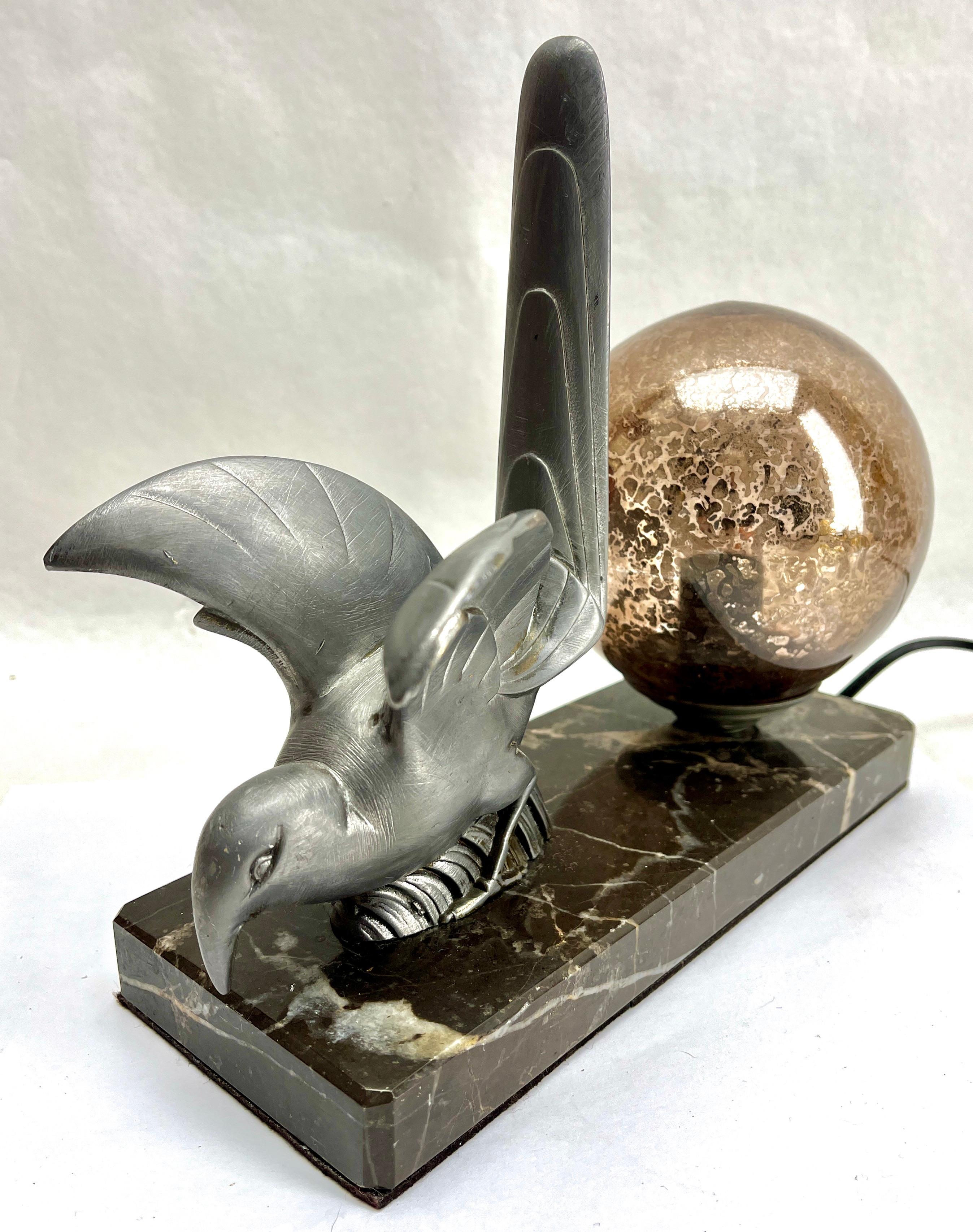 Milieu du XXe siècle Lampe de table Art déco française avec représentation d'oiseau en étain stylisé en vente
