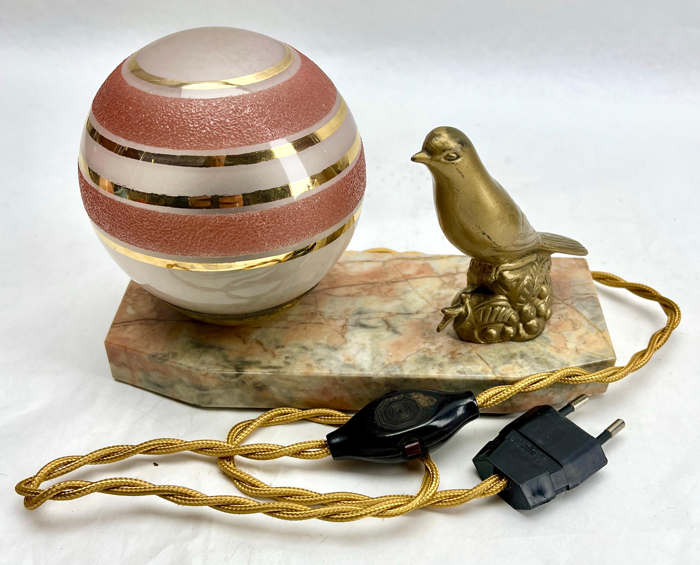 Französische Art-déco-Tischlampe im Art déco-Stil mit stilisierter Vogeldarstellung aus Zinn im Angebot 1