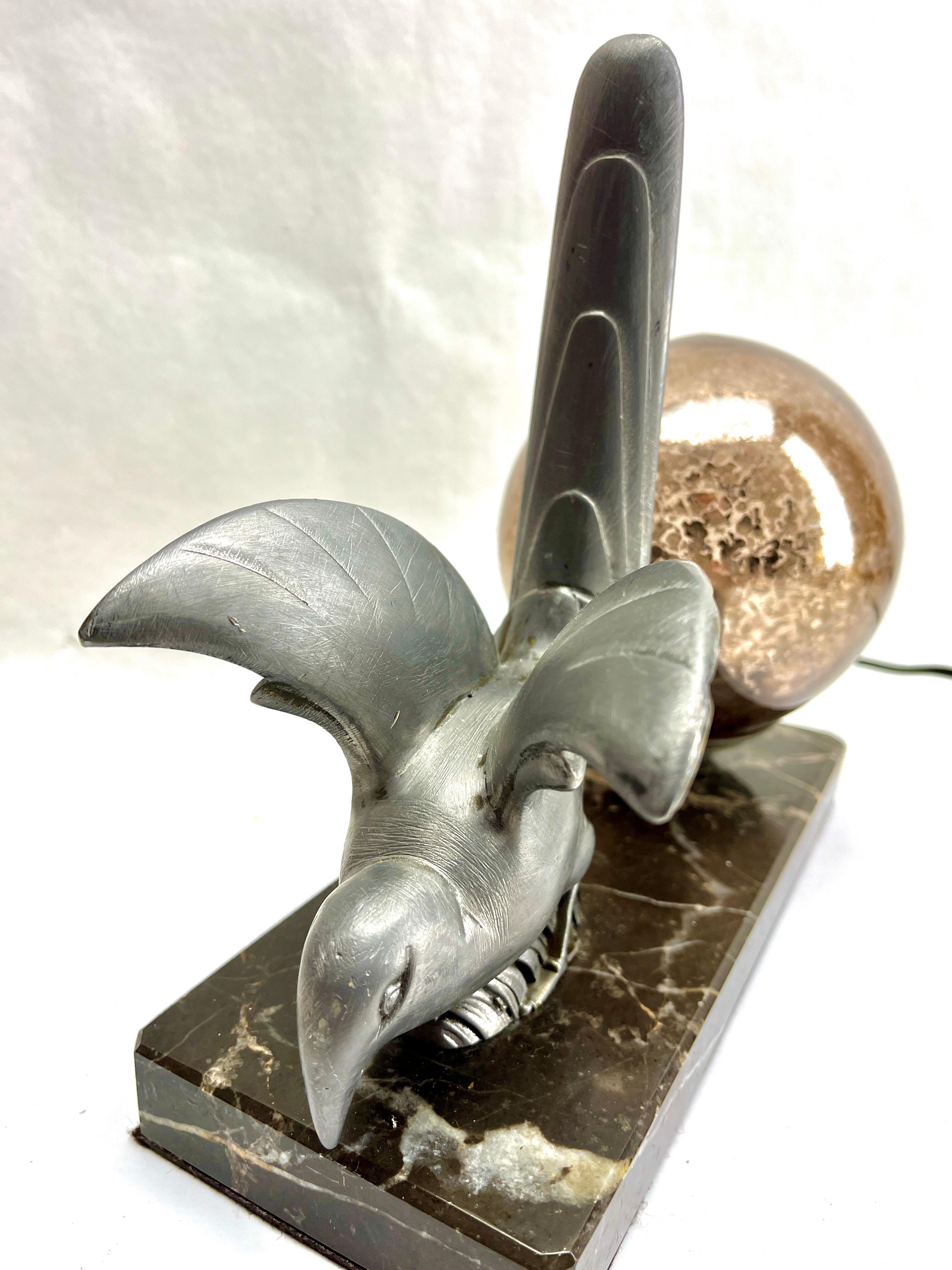 Lampe de table Art déco française avec représentation d'oiseau en étain stylisé en vente 1