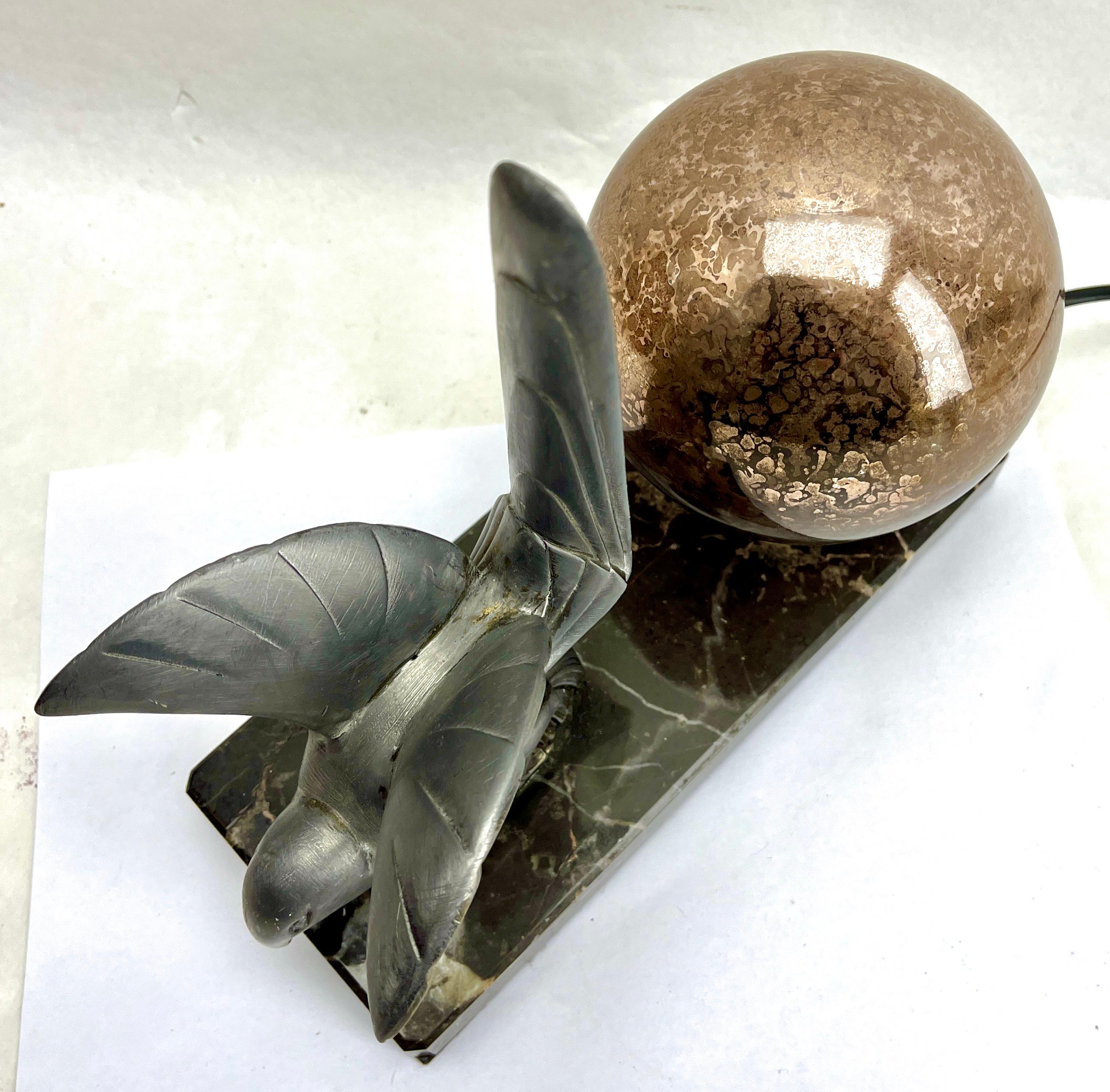 Lampe de table Art déco française avec représentation d'oiseau en étain stylisé en vente 2