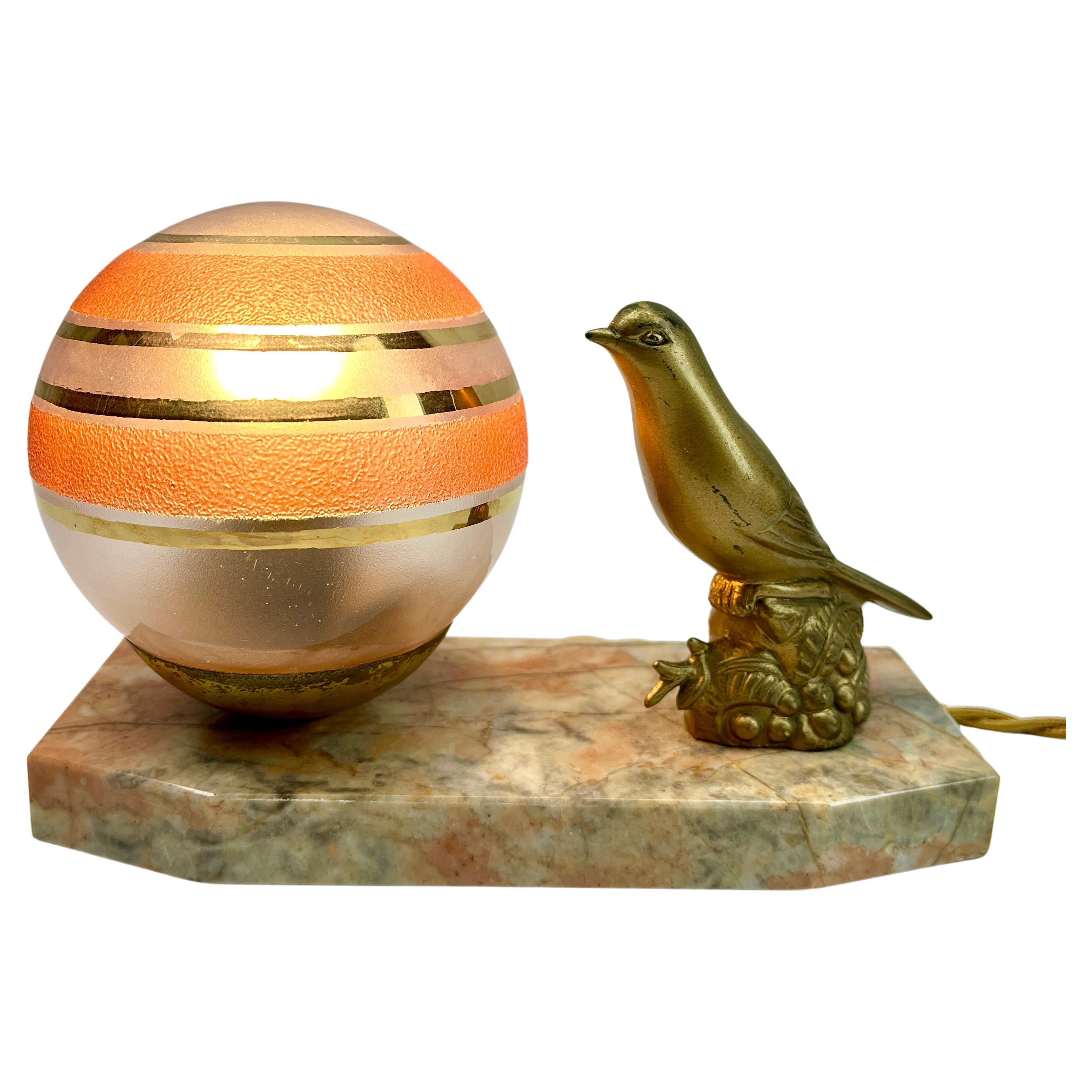 Französische Art-déco-Tischlampe im Art déco-Stil mit stilisierter Vogeldarstellung aus Zinn im Angebot