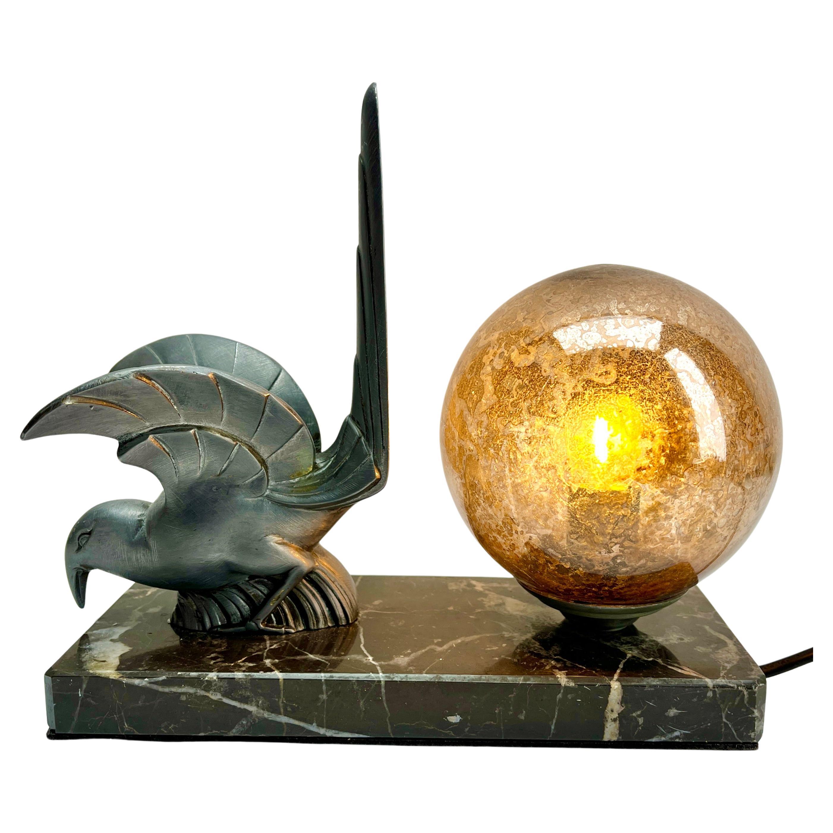 Französische Art-déco-Tischlampe im Art déco-Stil mit stilisierter Vogeldarstellung aus Zinn