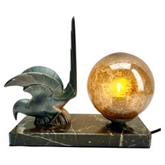 Lampe de table Art déco française avec représentation d'oiseau en étain stylisé